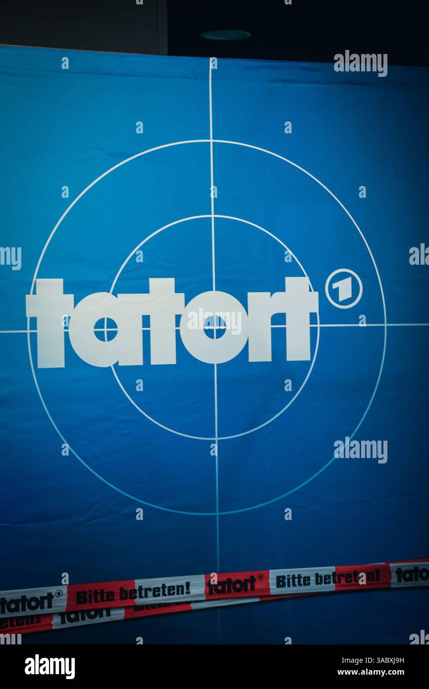Premiere Münster-Tatort Pressetermin zur Premiere des neuen Münster-Tatort Fiderallala. Die Ausstrahlung ist AM 6. April im Ersten und der ARD Mediathek. Logo des Krimiserie Tatort. Münster, Nordrhein-Westfalen, DEU, Deutschland, 02.04.2025 *** Premiere Münster Tatort événement de presse pour la première de la nouvelle Münster Tatort Fiderallala L'émission est diffusée le 6 avril sur ARD et l'ARD Mediathek logo de la série criminelle Tatort Münster, Rhénanie du Nord-Westphalie, DEU, Allemagne, 02 04 2025 Banque D'Images