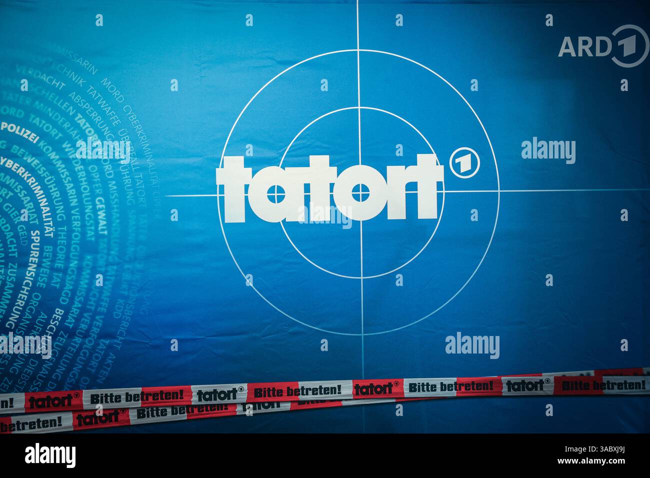 Premiere Münster-Tatort Pressetermin zur Premiere des neuen Münster-Tatort Fiderallala. Die Ausstrahlung ist AM 6. April im Ersten und der ARD Mediathek. Logo des Krimiserie Tatort. Münster, Nordrhein-Westfalen, DEU, Deutschland, 02.04.2025 *** Premiere Münster Tatort événement de presse pour la première de la nouvelle Münster Tatort Fiderallala L'émission est diffusée le 6 avril sur ARD et l'ARD Mediathek logo de la série criminelle Tatort Münster, Rhénanie du Nord-Westphalie, DEU, Allemagne, 02 04 2025 Banque D'Images