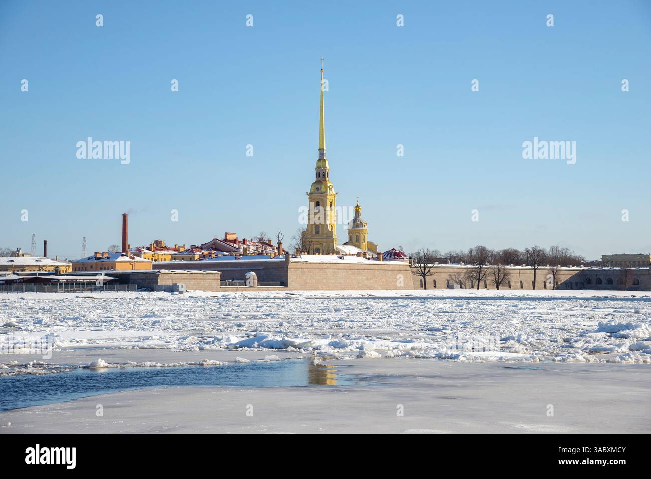 Jour d'avril sur la rivière Neva. Centre historique de Pétersbourg, Russie Banque D'Images