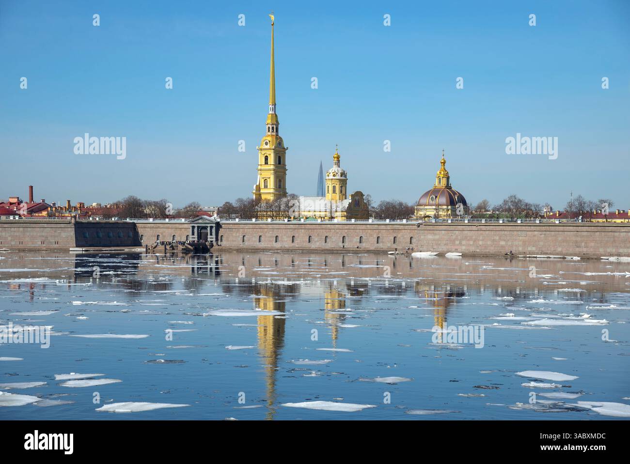 SAINT-PÉTERSBOURG, RUSSIE - 09 AVRIL 2023 : dérive de glace printanière sur la rivière Neva. Centre historique de Petersburg Banque D'Images