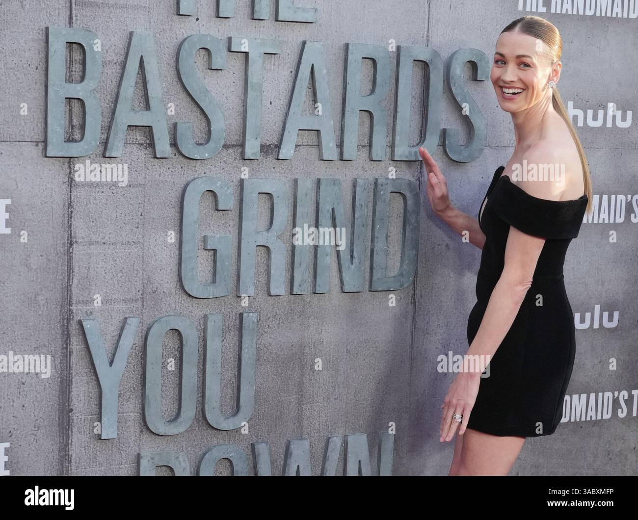 Los Angeles, États-Unis. 02 avril 2025. Yvonne Strahovski arrive à la première saison 6 de THE HANDMAID'S TALE de Hulu qui a eu lieu au TCL Chinese Theatre à Hollywood, CA mercredi, ? 2 avril 2025. (Photo de Sthanlee B. Mirador/Sipa USA) crédit : Sipa USA/Alamy Live News Banque D'Images