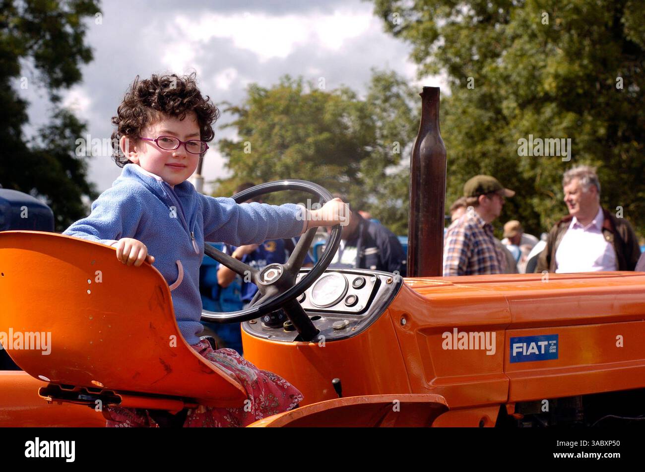 12 août 2007 - Moynalty, Kells, comté de Meath, Irlande - Amy Caffrey de Mullagh, comté de Cavan, est photographiée au festival annuel de battage à vapeur de Moynalty. Présenté comme une célébration des jours passés, de la puissance du cheval et de la vapeur, voitures anciennes, tracteurs, machines tirées par des chevaux, moteurs à huile, stands de commerce, artisanat, foire funiculaire, sidehows, musique et danse. Country Living des années passées est présenté de manière unique et reconstitué dans une série de démonstrations et d'expositions. (Crédit image : © Barry Cronin/ZUMA Press) Banque D'Images