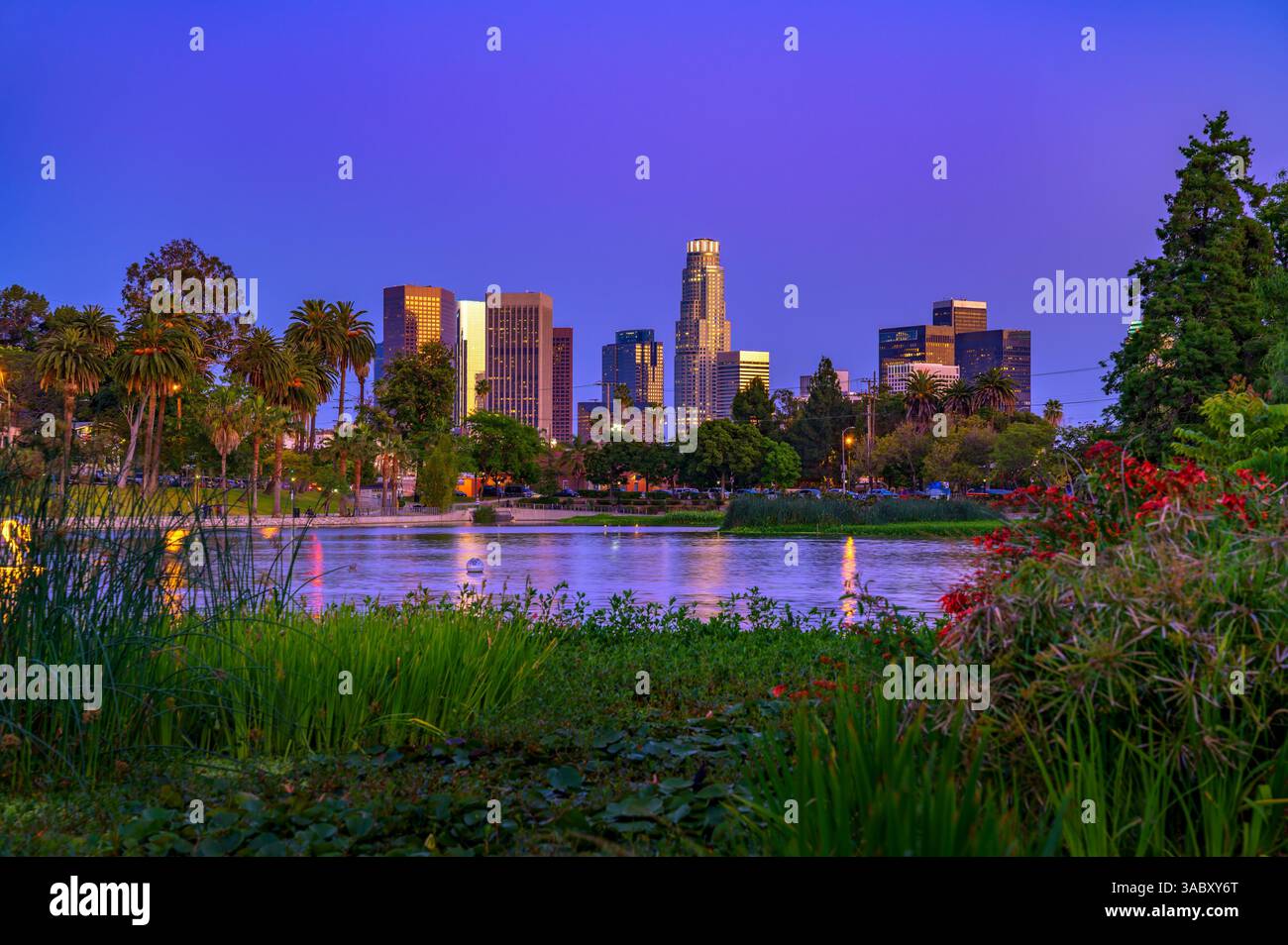 Vue d'ensemble du centre-ville de Los Angeles à l'heure bleue depuis Echo Park Banque D'Images