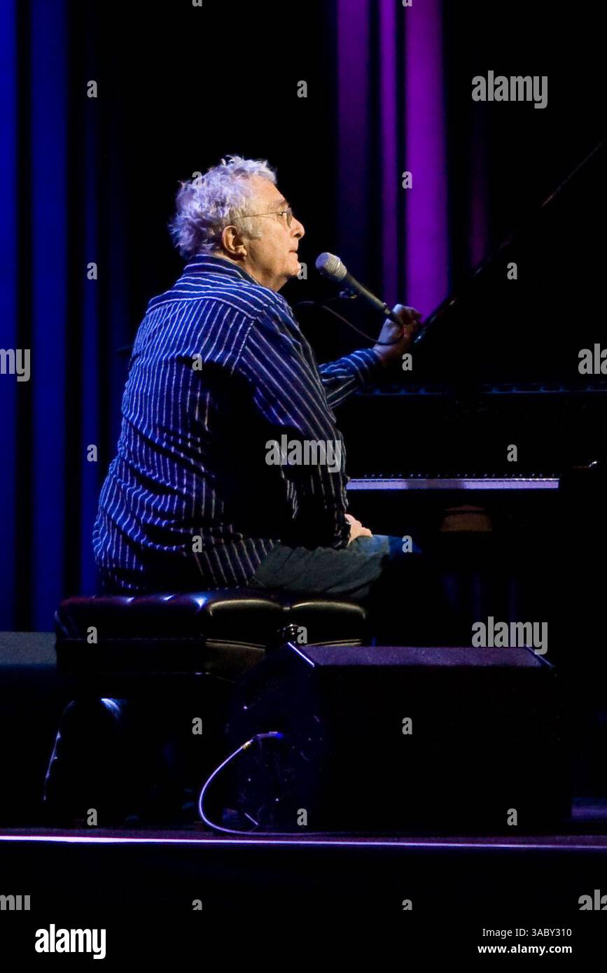 15 janvier 2008 - San Francisco, Californie, États-Unis - L'auteur-compositeur et compositeur RANDY NEWMAN, qui a écrit de nombreux films Pixar, se produit après le discours d'ouverture du PDG d'Apple Steve JOB à la MacWorld Expo 2008. (Crédit image : © Tim Wagner/ZUMA Press) Banque D'Images