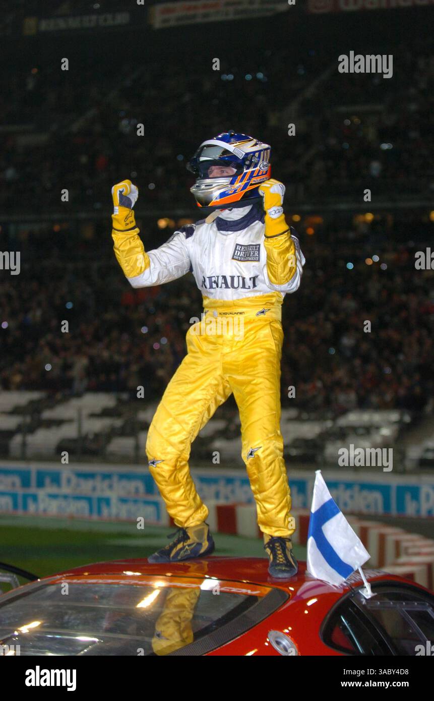 17ème course des Champions 2004, stade de France, Paris, France, samedi 4 décembre 2004 - Heikki Kovalainen (fin), World Series by Nissan driver, Team RDD, Portrait, debout sur le toit de sa Ferrari 360 Modena Challenge, après avoir remporté la finale de Michael Schumacher - Copyright 2004 Race of Champions, libre de droits d'auteur pour usage éditorial exclusif ! (Crédit image : ©Sutton Motorsports/ZUMA Press) RESTRICTIONS : UK Rights OUT ! Banque D'Images