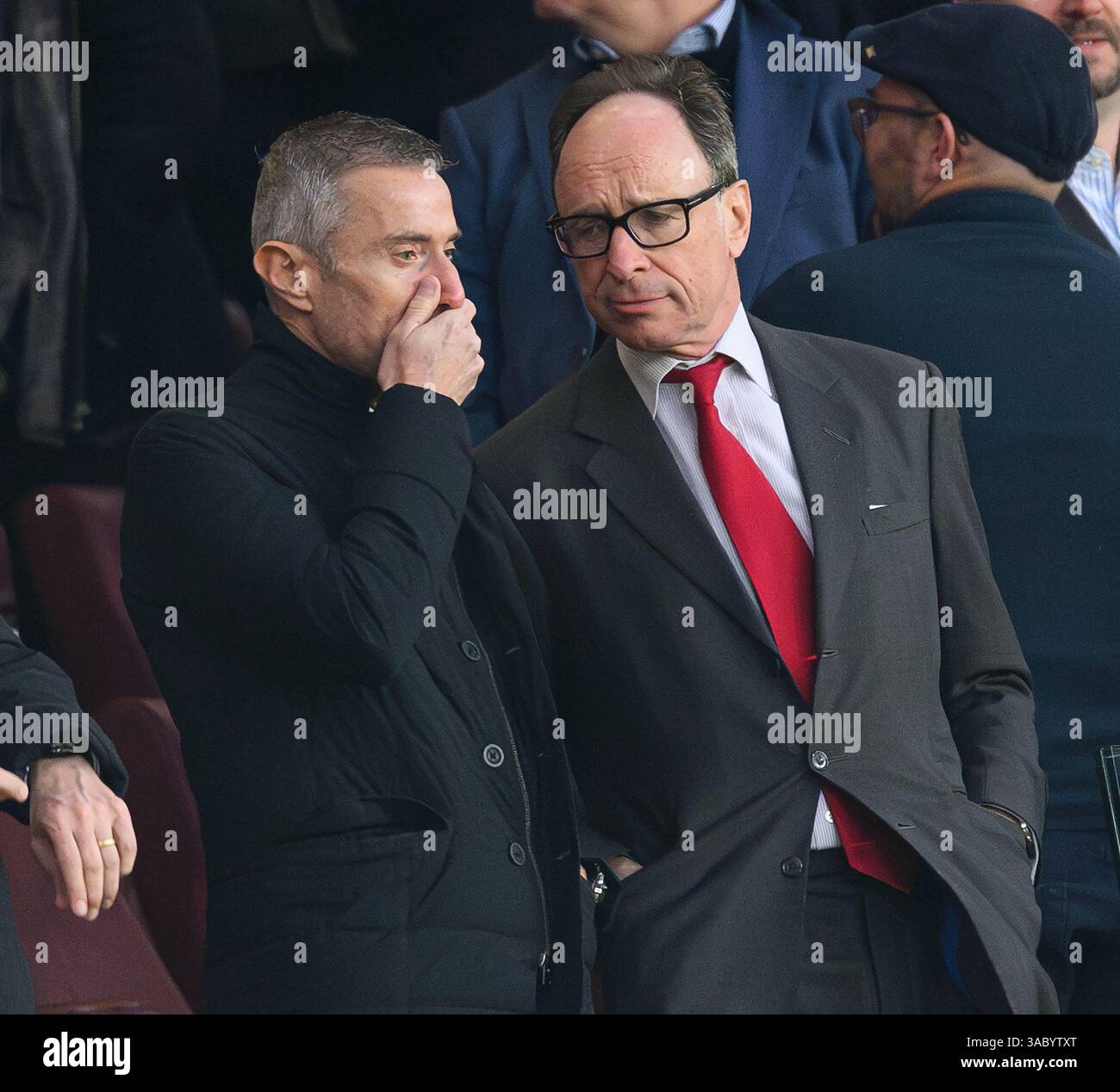 Londres, Royaume-Uni. 01st Apr, 2025. Arsenal v Fulham - premier League - Emirates Stadium. Andrea Berta, directeur sportif d'Arsenal (G), avec Tim Lewis, vice-président exécutif d'Arsenal. Crédit photo : Mark pain/Alamy Live News Banque D'Images