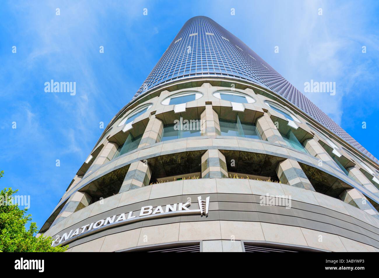 Los Angeles, Californie - 3 décembre 2024 : vue grand angle de la City National Bank Tower à Los Angeles, mettant en valeur son architecture moderne et son Sha Banque D'Images