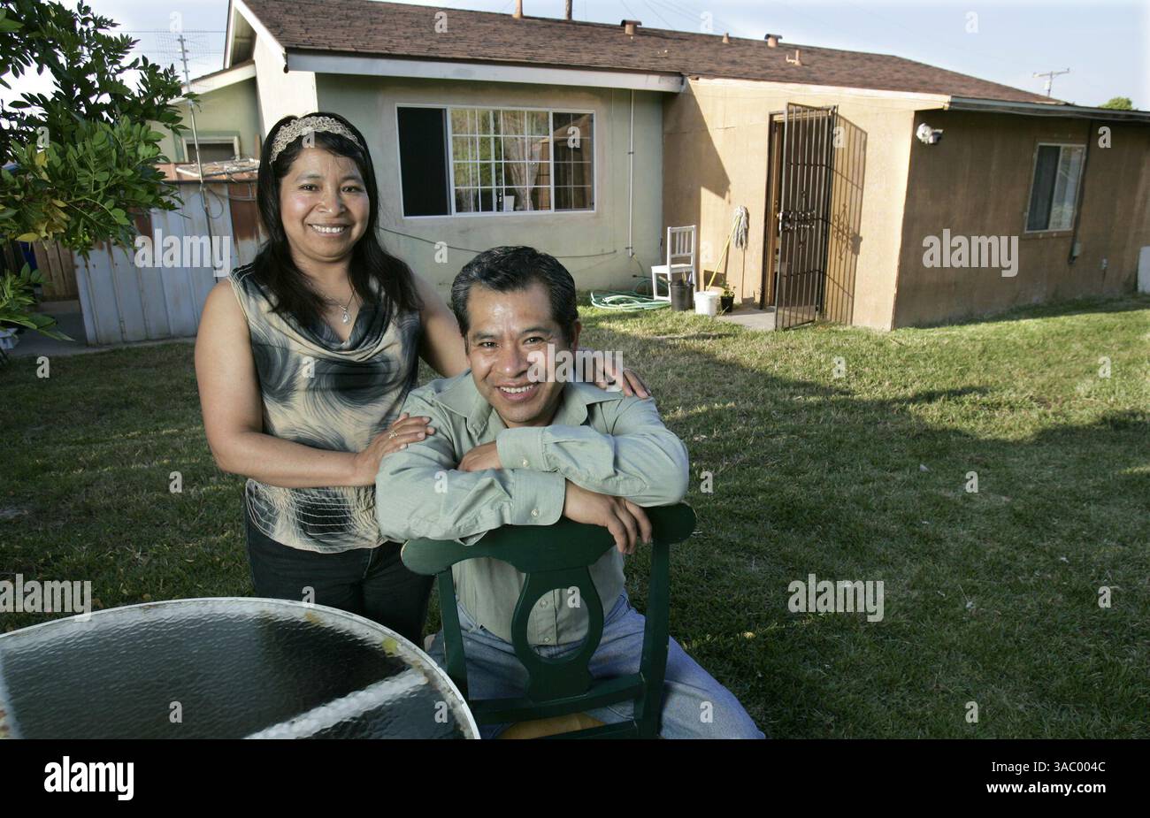 (Publié le 6/12/2005, I-15) SLhomebuyer240475x001/mai 26---à droite, Casiano Acevedo est un premier acheteur de maison qui a pu acheter une maison avec l'aide d'un prêt différé sans intérêt de la ville de San Diego. Il est avec sa femme Aurelia Acevedo (à gauche) dans la cour arrière de leur maison Skyline Hills dans la communauté de San Diego, 7715 Hunthaven Rd. en code postal 92114. Photo/Scott Linnett Banque D'Images