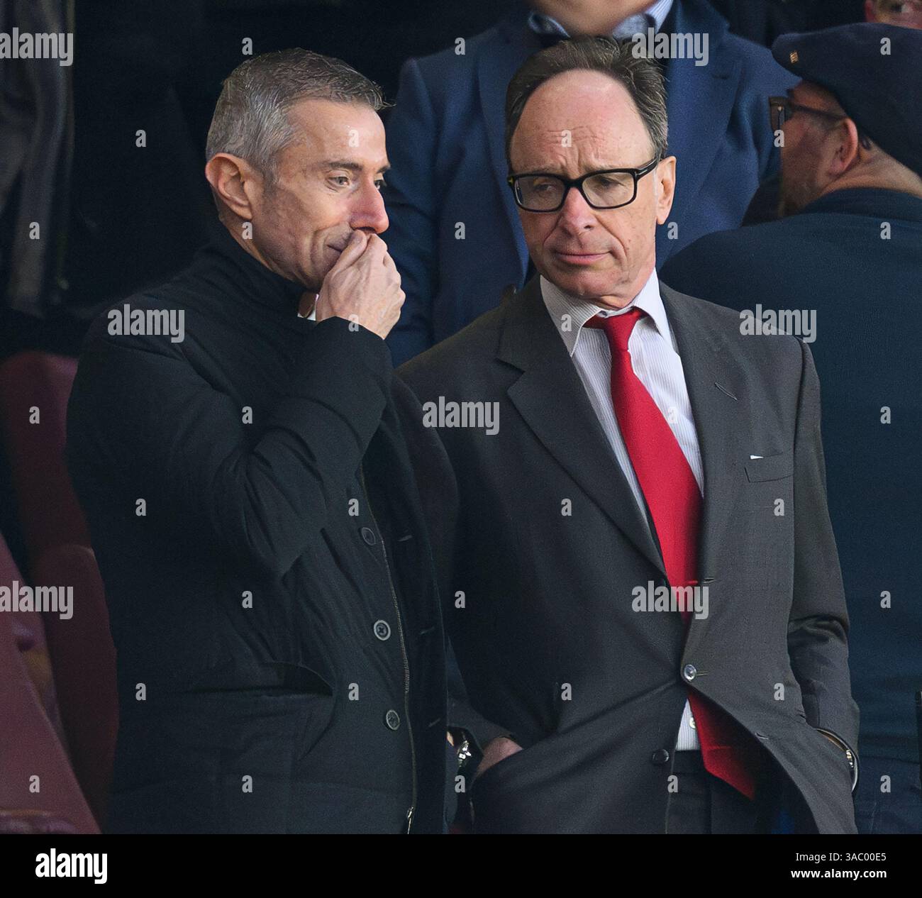 Londres, Royaume-Uni. 01st Apr, 2025. Arsenal v Fulham - premier League - Emirates Stadium. Andrea Berta, directeur sportif d'Arsenal (G), avec Tim Lewis, vice-président exécutif d'Arsenal. Crédit photo : Mark pain/Alamy Live News Banque D'Images