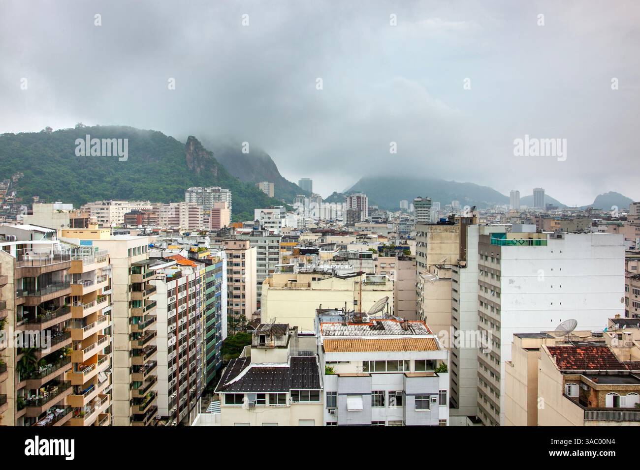Vue des bâtiments à Copacabana et Morro de São João dans la brume, Rio de Janeiro, Brésil Banque D'Images