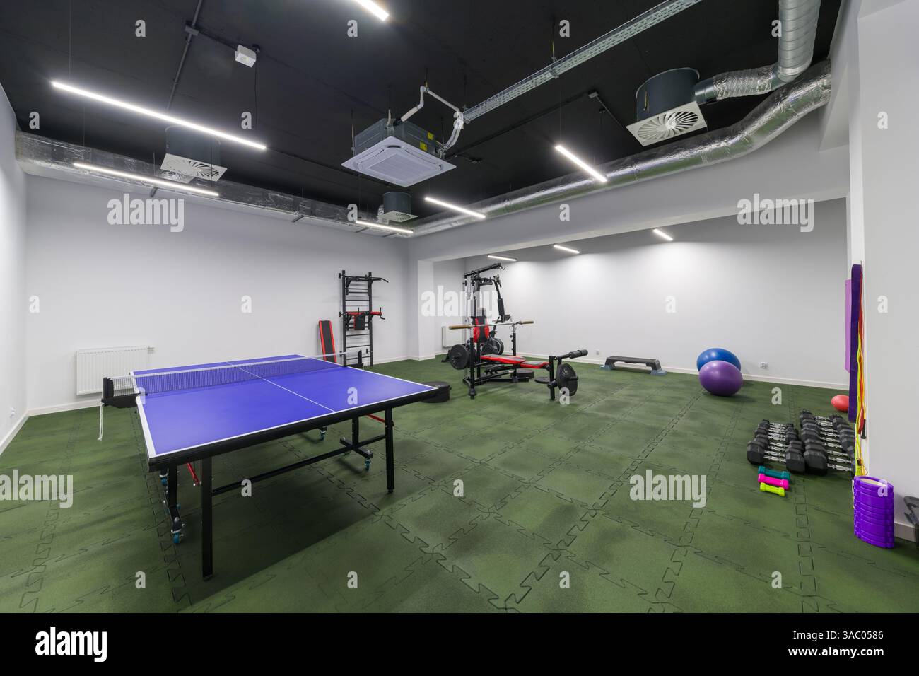 Salle de gym intérieur avec tennis de table et équipement de fitness Banque D'Images