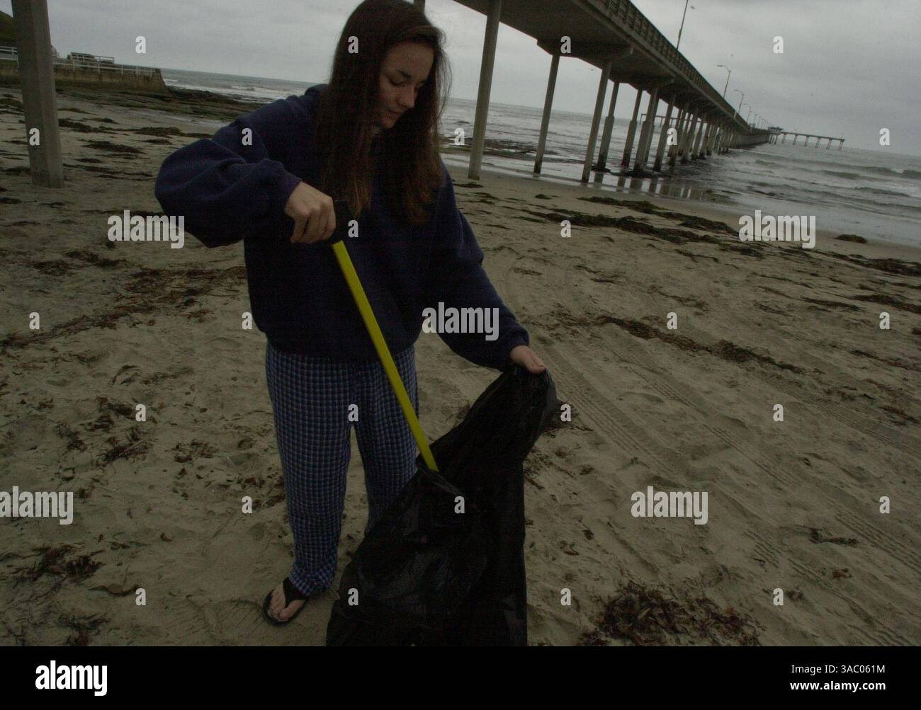 (Publié 06/28/2003, E-1, UTS1745141) Volunteer Beach Cleaner-Upper Nicole Borba, 16 ans, dit qu'il serait facile de passer des heures dans une petite zone de la plage, il y a tellement de mégots de cigarettes et de mousse de polystyrène, etc Même la gomme, dit-elle, vous remarquez comment juste un petit morceau de gomme se combine avec tous les autres juste Banque D'Images