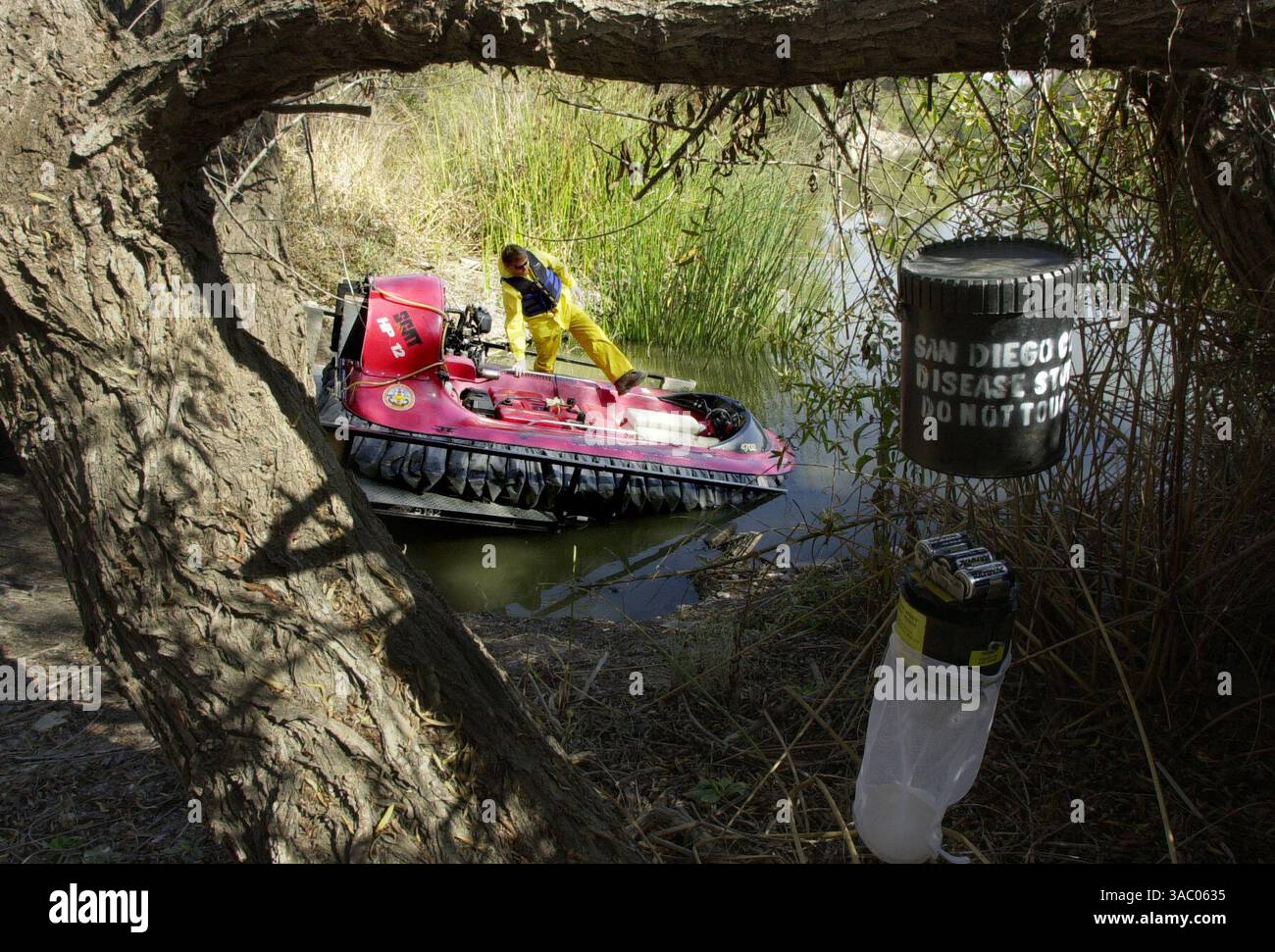 (PUBLIÉ le 11/08/2002, B-1 :1,7 ; B-2 :2) Jesse Rowin, avec le département de santé du comté, monte dans son engin stationnaire pour démontrer comment il pulvérise des pesticides sur les zones marécageuses pour tuer les zones de reproduction des moustiques. Earnie Grafton/Union-Tribune Banque D'Images