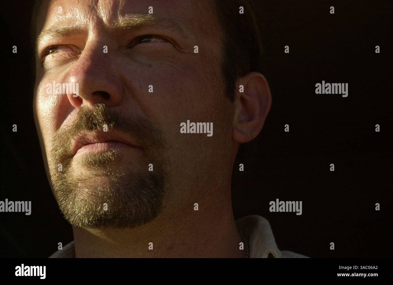 (PUBLIÉ le 01/20/2003, A-10) : NSTverberg196351x003 - tiré le 11/18/02 - Portrait de Mike Tverberg, ancien shérif adjoint, alors qu'il fait une pause après avoir parlé de son implication dans une fusillade en 1990 dans laquelle il a blessé un homme qu'il pensait avoir un fusil de chasse et pensait que l'homme avait tué sa femme. La personne tuée par Tverberg s'est rétablie et la femme n'a pas été blessée, mais l'événement a changé Tverberg psychologiquement, conduisant finalement à son alcool, à une rupture, à un mariage effondré et à sa démission du département deux ans après la fusillade. Tverberg est sans excuse au sujet de la fusillade et est heureux qu'il ait cherché h. Banque D'Images