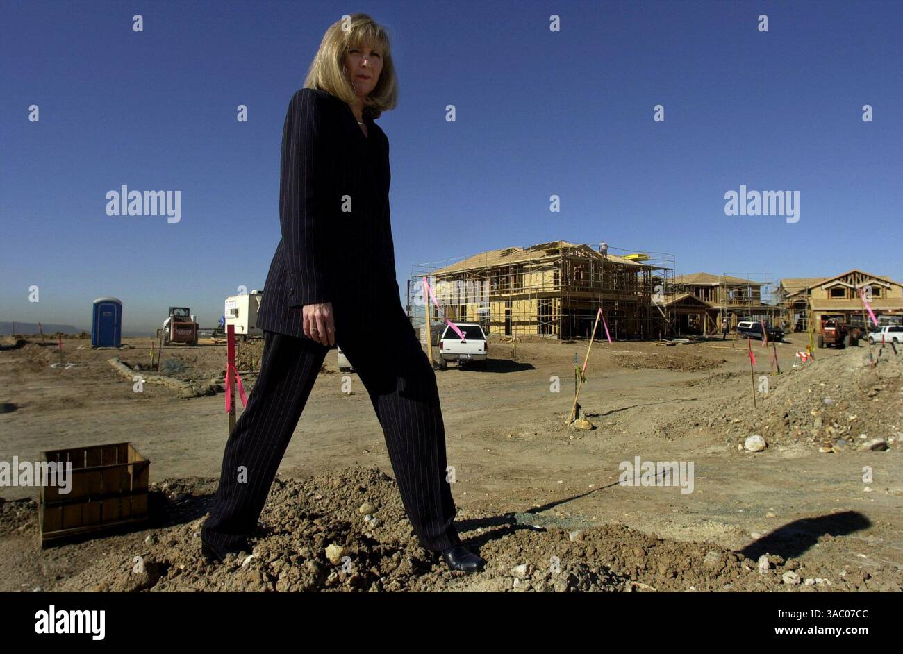 (PUBLIÉ le 15/01/2002, C-1) : Debra Honeycutt, présidente de Helix construction, qui est l'entrepreneur en charpente de Riviera del sol à Otay Mesa, a vu ses coûts d'assurance doubler en octobre dernier. Elle et d'autres dans l'entreprise luttent pour maintenir les coûts bas dans la construction de nouvelles maisons. (Elle est debout devant cinq maisons modèles qui sont construites pour afficher les types de maisons dans le développement de maisons de 123.)--Laura Embry/UT photo Banque D'Images