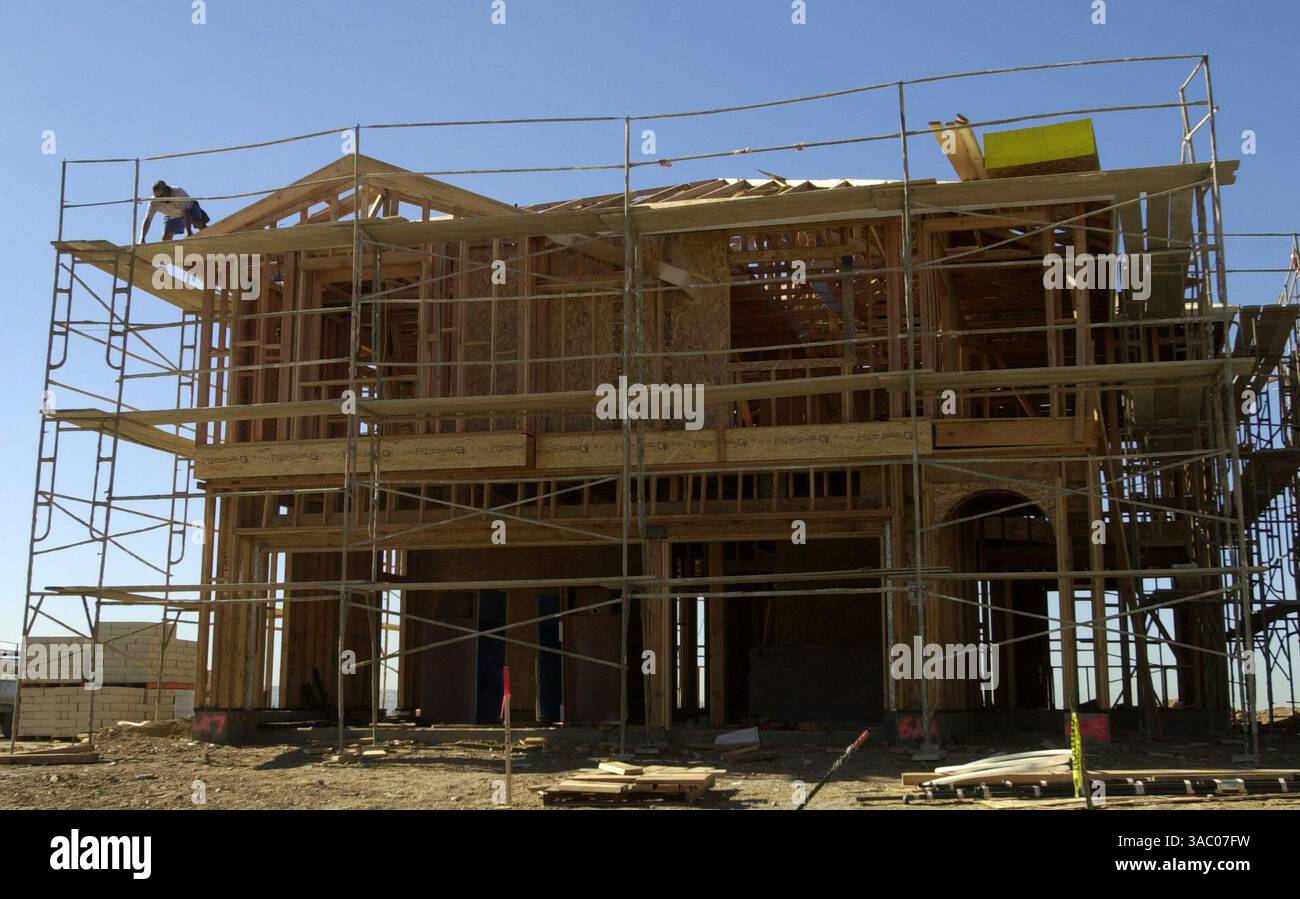 (PUBLIÉ le 15/01/2002, C-1) : Helix construction utilise des échafaudages pour encadrer des maisons modèles à Riviera del sol à Otay Mesa, qui est la méthode préférée de l'OSHA pour la protection contre les chutes pour les travailleurs.--Laura Embry/UT photo Banque D'Images