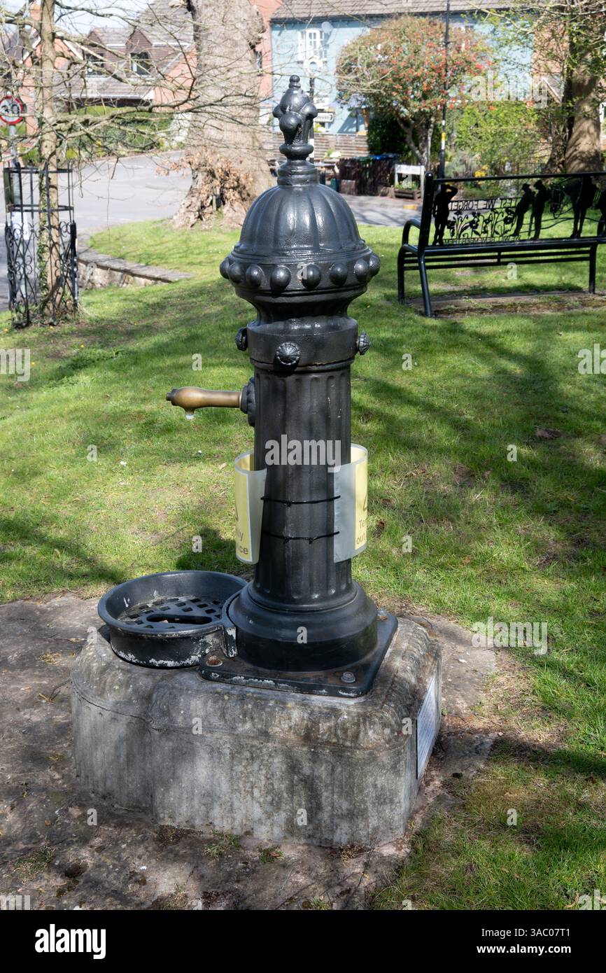La pompe du village, Bubbenhall, Warwickshire, Angleterre, Royaume-Uni Banque D'Images