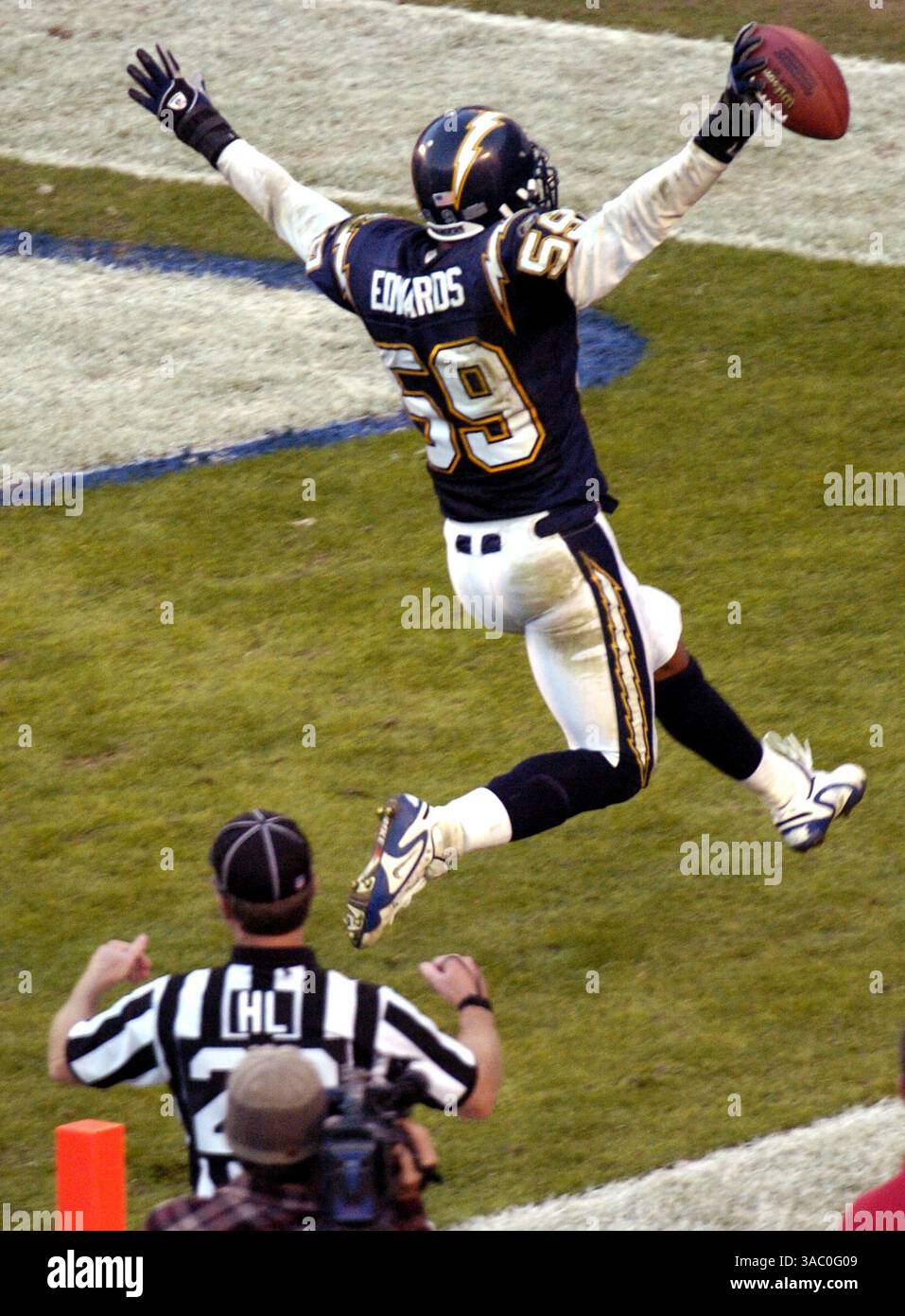 (Publié le 1/8/2005, SPÉCIAL : NFL PLAYOFFS-8) NCBuccaneers232191 x011 ............. 12 décembre 2004 ...... Chargeurs #59 Edwards, Donnie célèbre dans la zone d'extrémité après avoir intercepté un passage dans le 4ème quart-temps. UNION-TRIBUNE NELVIN CEPEDA Banque D'Images