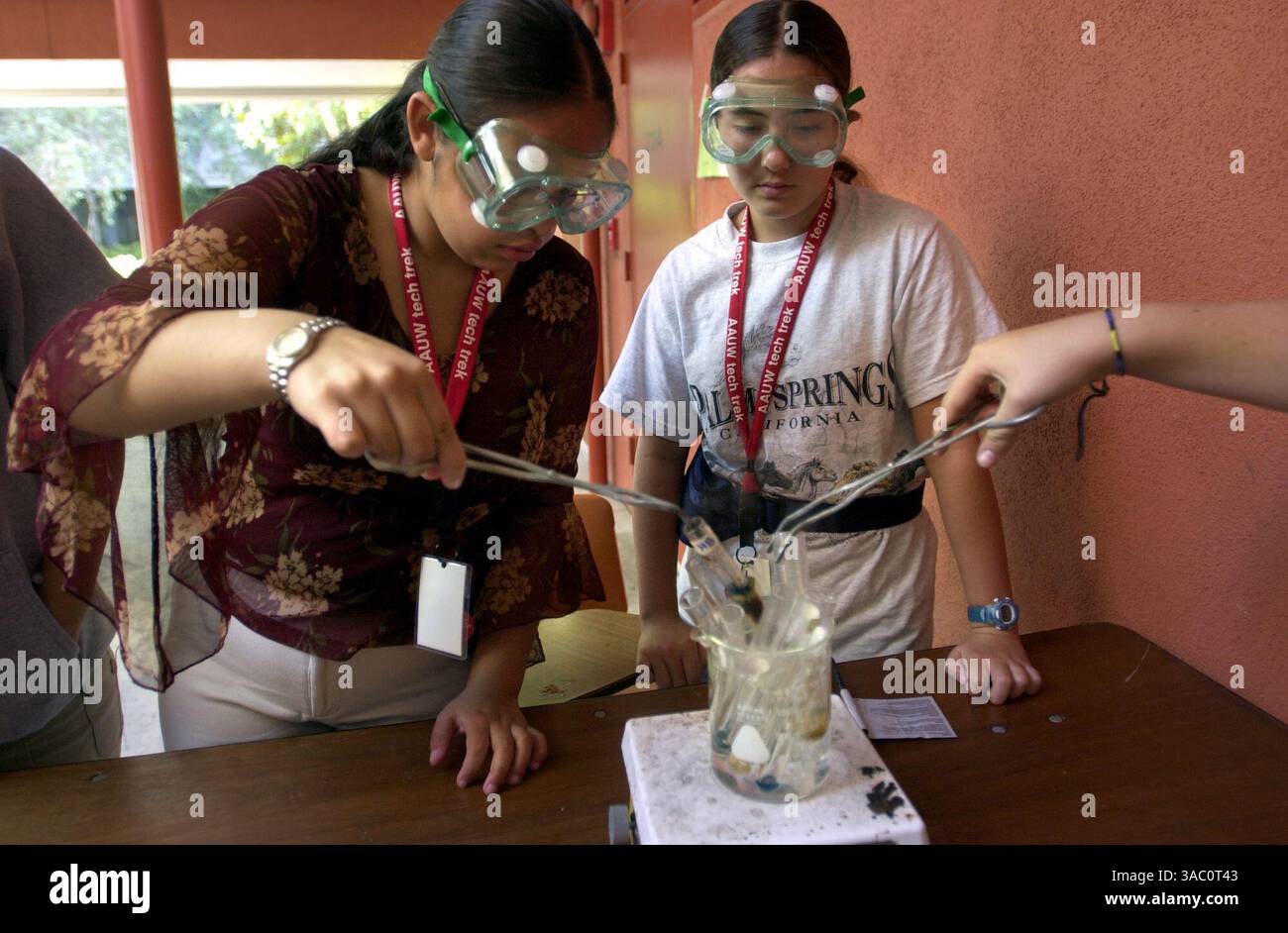 (Publié le 24/07/2003, B-8 :1 ; B-14 :2) : Cynthia ''Cindy'' Barrios, 13 ans, de Spring Valley, à gauche, teste la nourriture pour les sucres simples avec Amanda Plowman, 12 ans, de Marco Forster Middle School à San Juan Capistrano, à droite, lors d'un cours de chimie Tech Trek à l'UCSD. Plus de 100 filles de tout le sud de la Californie participent au camp d'été d'une semaine pour les filles de 8e année, qui comprend des cours de sciences et de mathématiques, ainsi que des excursions.--Laura Embry/Union-Tribune Banque D'Images