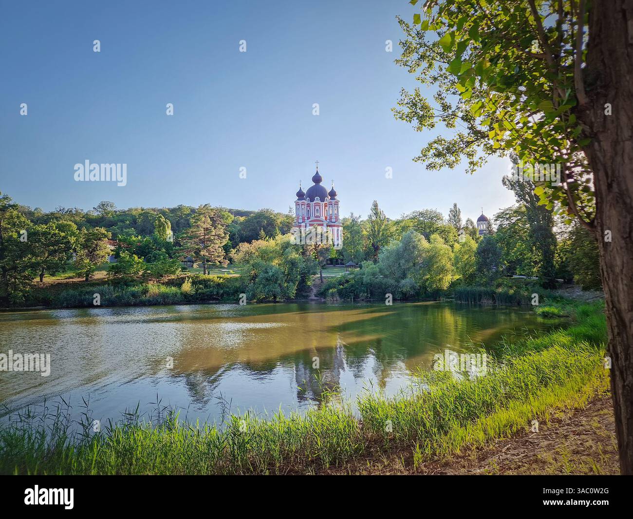 Monastère de Curchi avec vue extérieure près du lac. Église chrétienne orthodoxe traditionnelle pour la culture de l'Europe de l'est située à Orhei, Moldavie. BE Banque D'Images