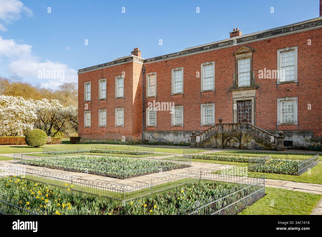 Jardins avec parterres de fleurs dunham Massey, altrincham, cheshire, Royaume-Uni Banque D'Images