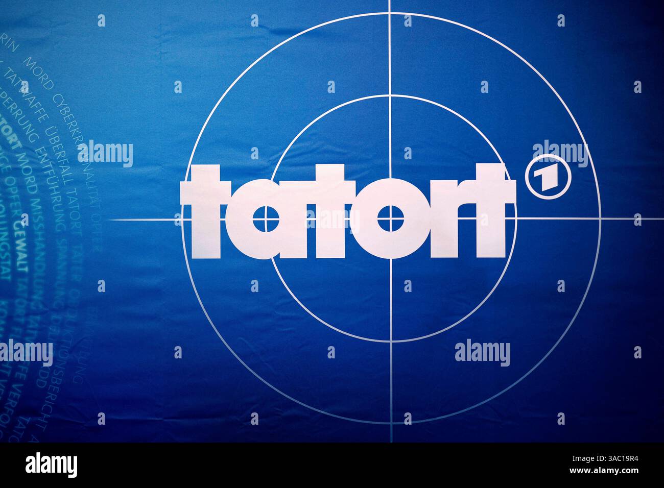 DAS logo der Krimi-Reihe Tatort BEI einem Fototermin zur Premiere des neuen Münster-Tatort Tatort - Fiderallala im Cineplex Münster. Symbolbild, Themenbild Münster, 02.04.2025 NRW Deutschland *** le logo de la série criminelle Tatort lors d'une séance photo pour la première de la nouvelle Münster Tatort Tatort Fiderallala au Cineplex Münster image symbole, thème image Münster, 02 04 2025 NRW Allemagne Copyright : xChristophxHardtx Banque D'Images