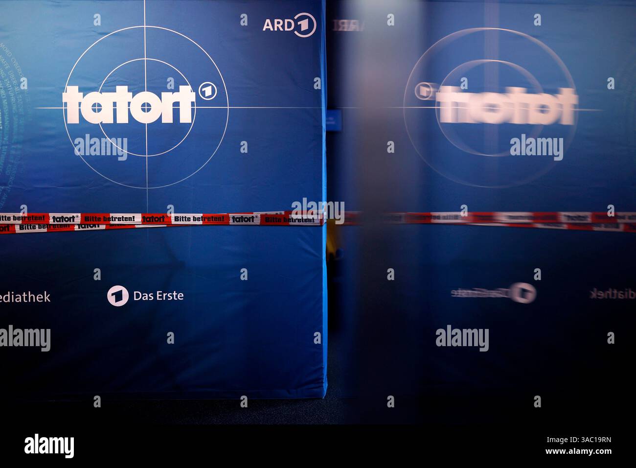 DAS logo der Krimi-Reihe Tatort BEI einem Fototermin zur Premiere des neuen Münster-Tatort Tatort - Fiderallala im Cineplex Münster. Symbolbild, Themenbild Münster, 02.04.2025 NRW Deutschland *** le logo de la série criminelle Tatort lors d'une séance photo pour la première de la nouvelle Münster Tatort Tatort Fiderallala au Cineplex Münster image symbole, thème image Münster, 02 04 2025 NRW Allemagne Copyright : xChristophxHardtx Banque D'Images