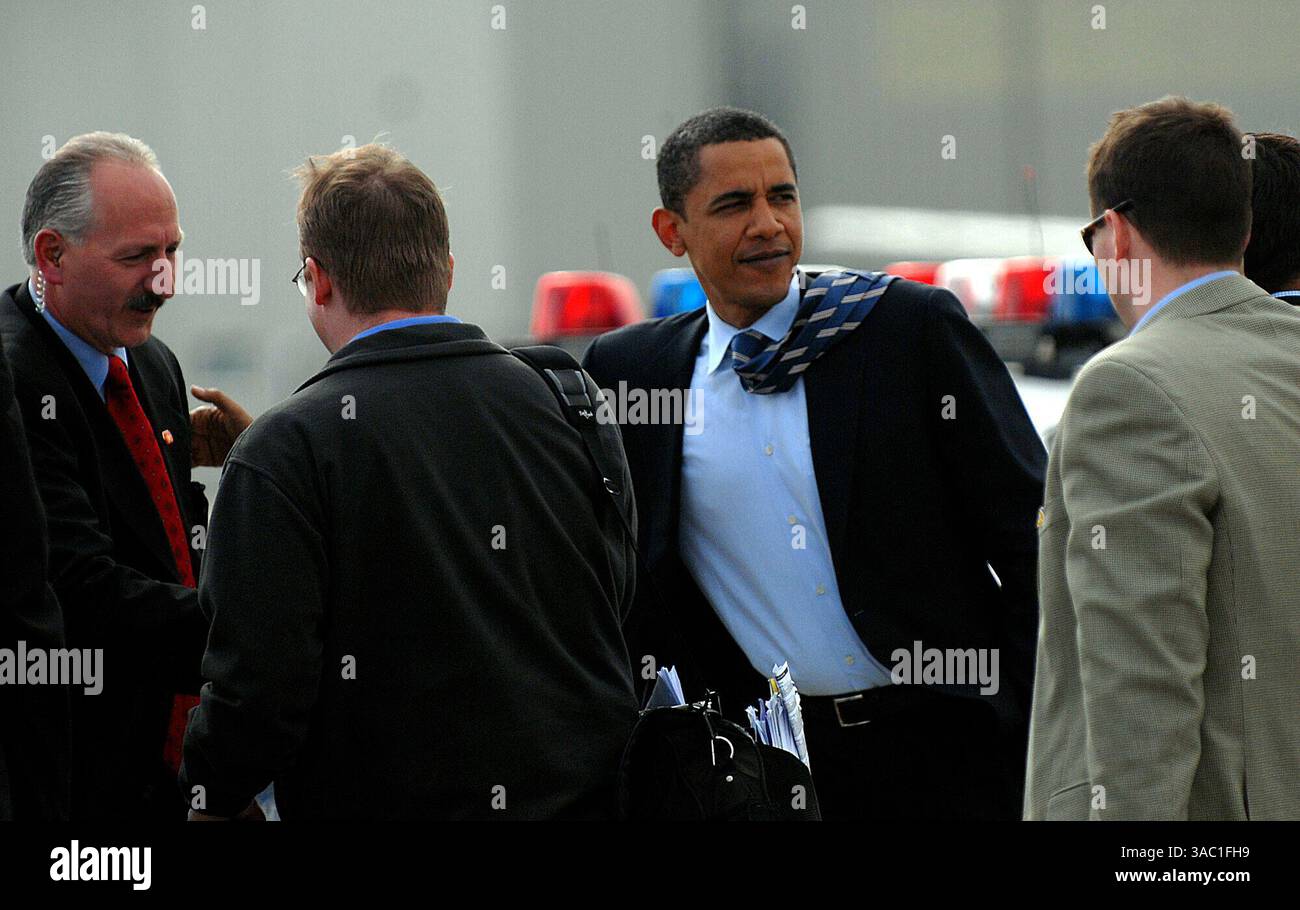 21 avril 2008 - Pittsburgh, Pennsylvanie, États-Unis - le candidat à la présidence, le sénateur BARACK OBAMA, d-il, accompagné de son personnel de campagne, arrive à l'aéroport de Philadelphie pour son prochain événement de campagne à Penn State Greater Allegheny à McKeesport près de Pittsburgh, PA, lundi 21 avril 2008. (Crédit image : © Astrid Riecken/The Washington Times/ZUMA Press) RESTRICTIONS : * USA Tabloids Rights OUT * Banque D'Images