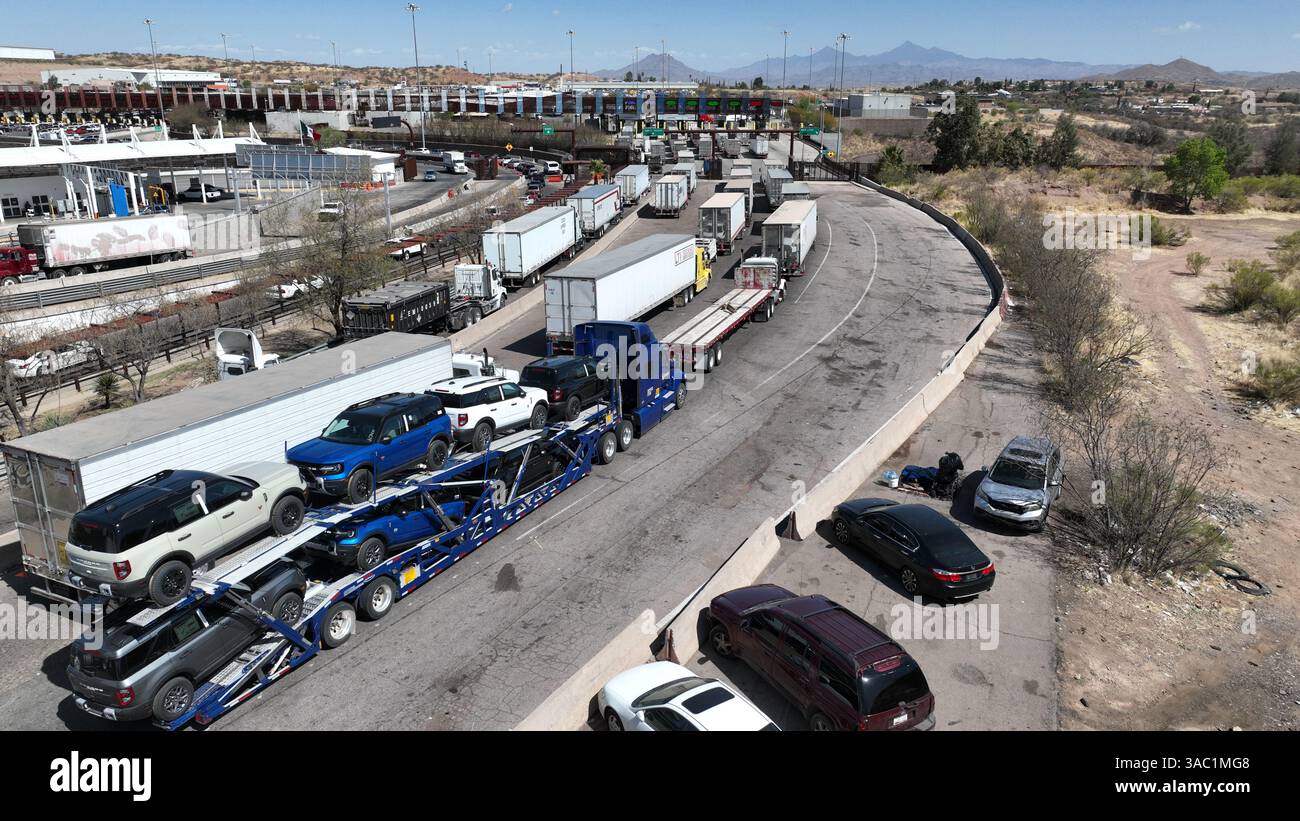 (250403) -- NOGALES, 3 avril 2025 (Xinhua) -- une photo de drone aérien montre un camion-remorque transportant des véhicules sur une autoroute à Nogales, Sonora, Mexique, le 2 avril 2025. Le président américain Donald Trump a signé mercredi un décret sur les soi-disant « tarifs réciproques », imposant un « tarif de base minimal » de 10 pour cent et des taux plus élevés à certains partenaires commerciaux. Un tarif de 25 pour cent sur les voitures et les camions légers de fabrication étrangère est également entré en vigueur jeudi. Pour le Canada et le Mexique, les marchandises conformes à l'Accord États-Unis-Mexique-Canada (AEUMC) continueront de faire l'objet d'un tarif de 0 pour cent, Banque D'Images