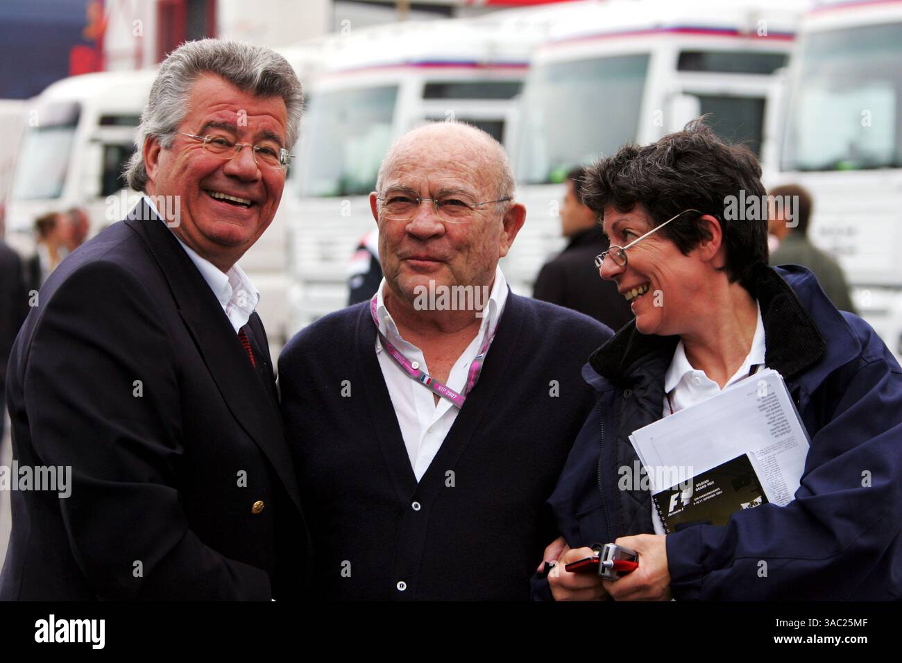 De gauche à droite) : Philippe Gurdjian (FRA) s’entretient avec Guy Ligier (FRA) ..Championnat du monde de formule 1, Rd 8, Grand Prix de France, Race Day, Magny-cours, France, dimanche 1er juillet 2007. (Crédit image : ©Sutton Motorsports/ZUMA Press) RESTRICTIONS : DROITS en Amérique du Nord et du Sud SEULEMENT ! Banque D'Images