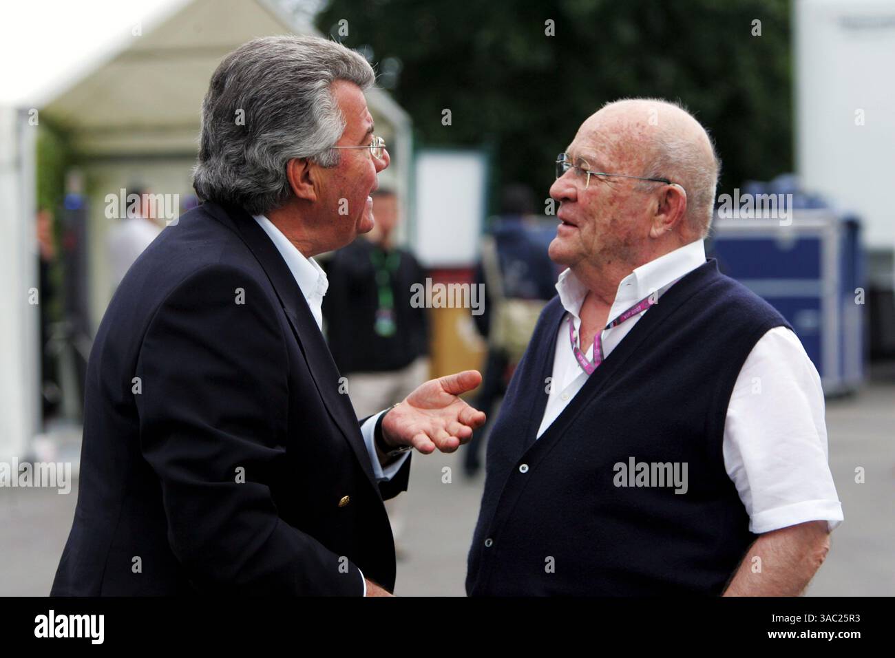 De gauche à droite) : Philippe Gurdjian (FRA) s’entretient avec Guy Ligier (FRA) ..Championnat du monde de formule 1, Rd 8, Grand Prix de France, Race Day, Magny-cours, France, dimanche 1er juillet 2007. (Crédit image : ©Sutton Motorsports/ZUMA Press) RESTRICTIONS : DROITS en Amérique du Nord et du Sud SEULEMENT ! Banque D'Images