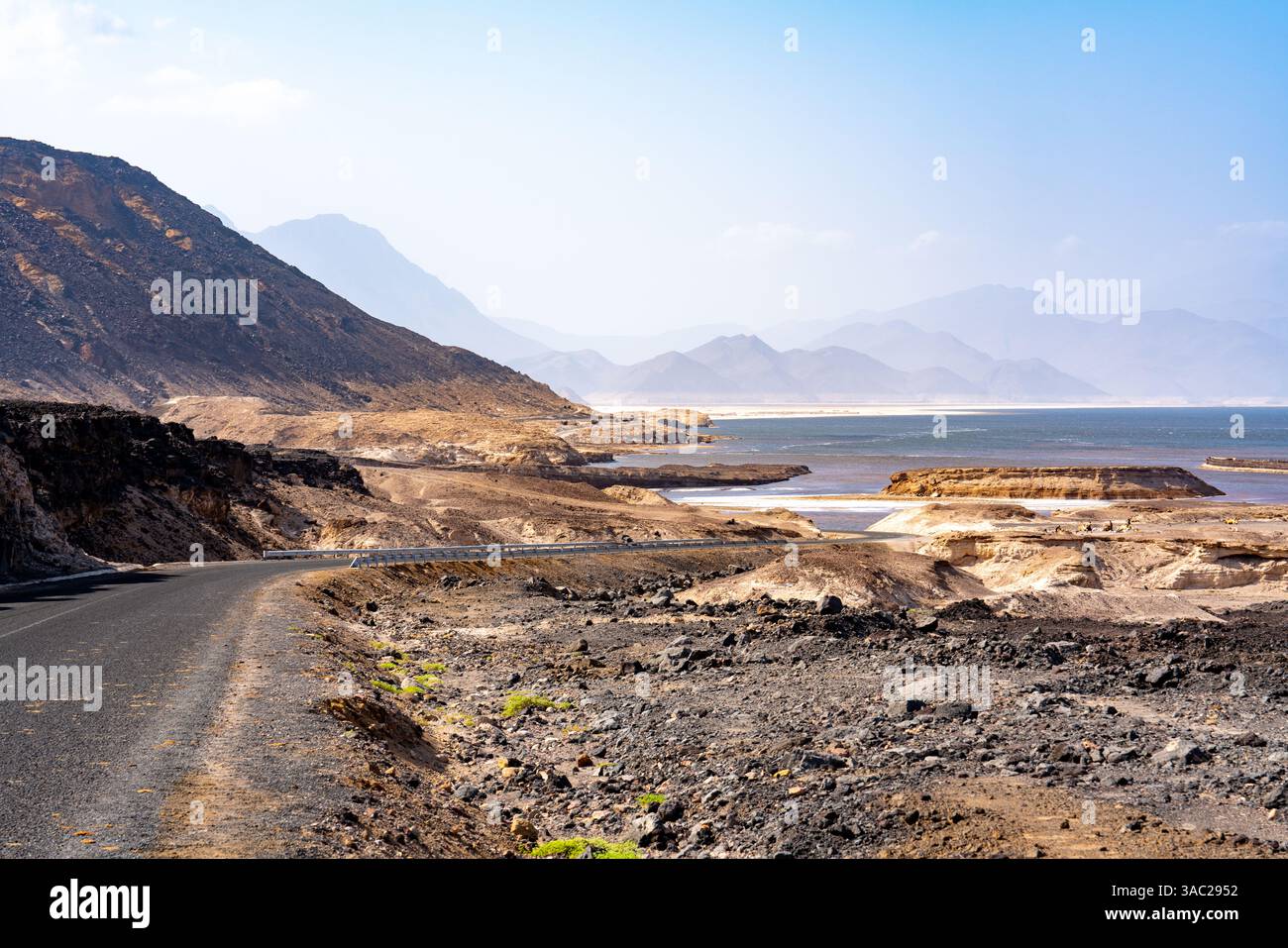 Djibouti, route vers le lac salé coloré Assal partie de la dépression Afar. Banque D'Images
