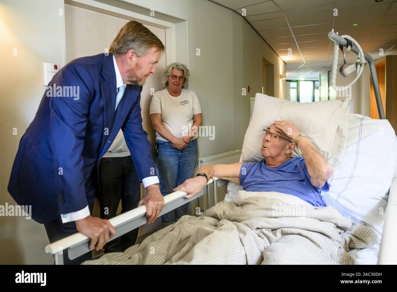 Amersfoort, pays-Bas, 2025-04-03 11 :24 :21 AMERSFOORT, 03-04-2025, Hospice DomeKing Willem Alexander et Vicky Maeijer, Secrétaire d'Etat aux soins de longue durée et sociaux, en visite de travail à Hospice Dome à Amersfoort. PHOTO : NLBeeld/Patrick van EMST crédit : NL Beeld/Patrick van EMST Banque D'Images