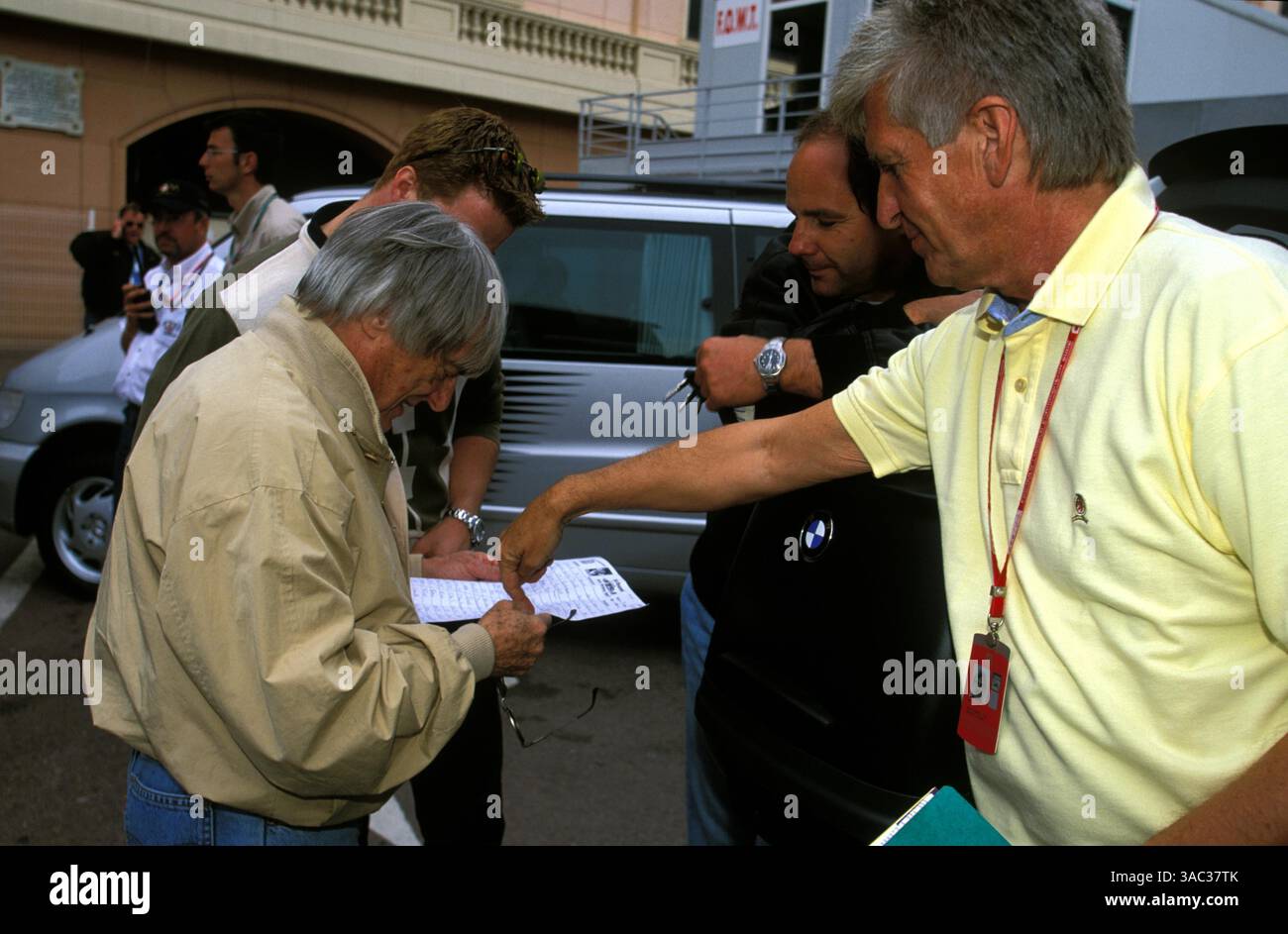 Bernie Ecclestone (GBR) F1 Supremo avec Ralf Schumacher (GER) Williams et Gerhard Berger (AUT) Directeur des compétitions BMW..Championnat du monde de formule 1, Grand Prix de Monaco, Monte-Carlo, Monaco, 26 mai 2002. (Crédit image : ©Sutton Motorsports/ZUMA Press) Banque D'Images