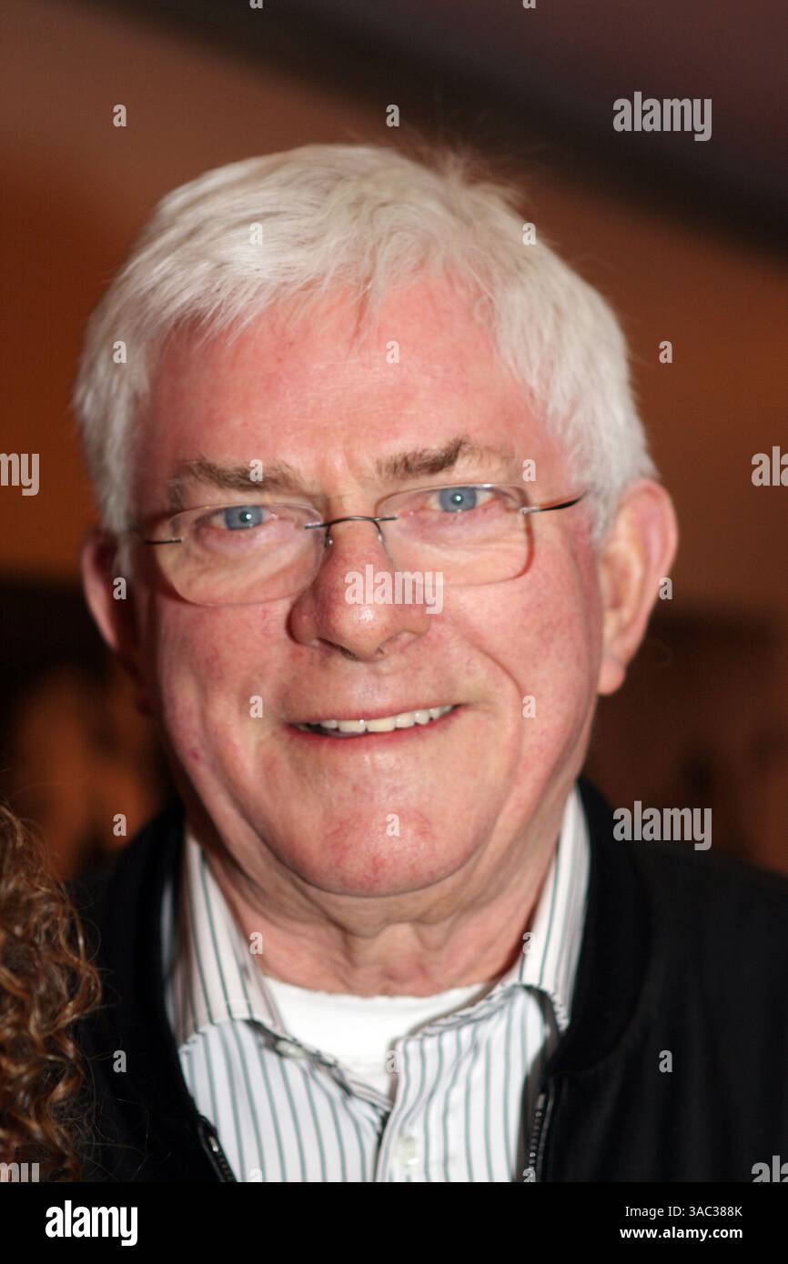 06 janvier 2008 - Palm Springs, Californie, États-Unis - PHIL DONAHUE, ancien animateur de talk-show primé 20 fois par un Emmy Award, fait la promotion de son nouveau film anti-guerre « Body of War », pour lequel il a co-réalisé. Il a montré son film au théâtre Annenberg lors du 19e Festival international du film de Palm Springs. (Crédit image : © Dane Andrew/ZUMA Press) Banque D'Images