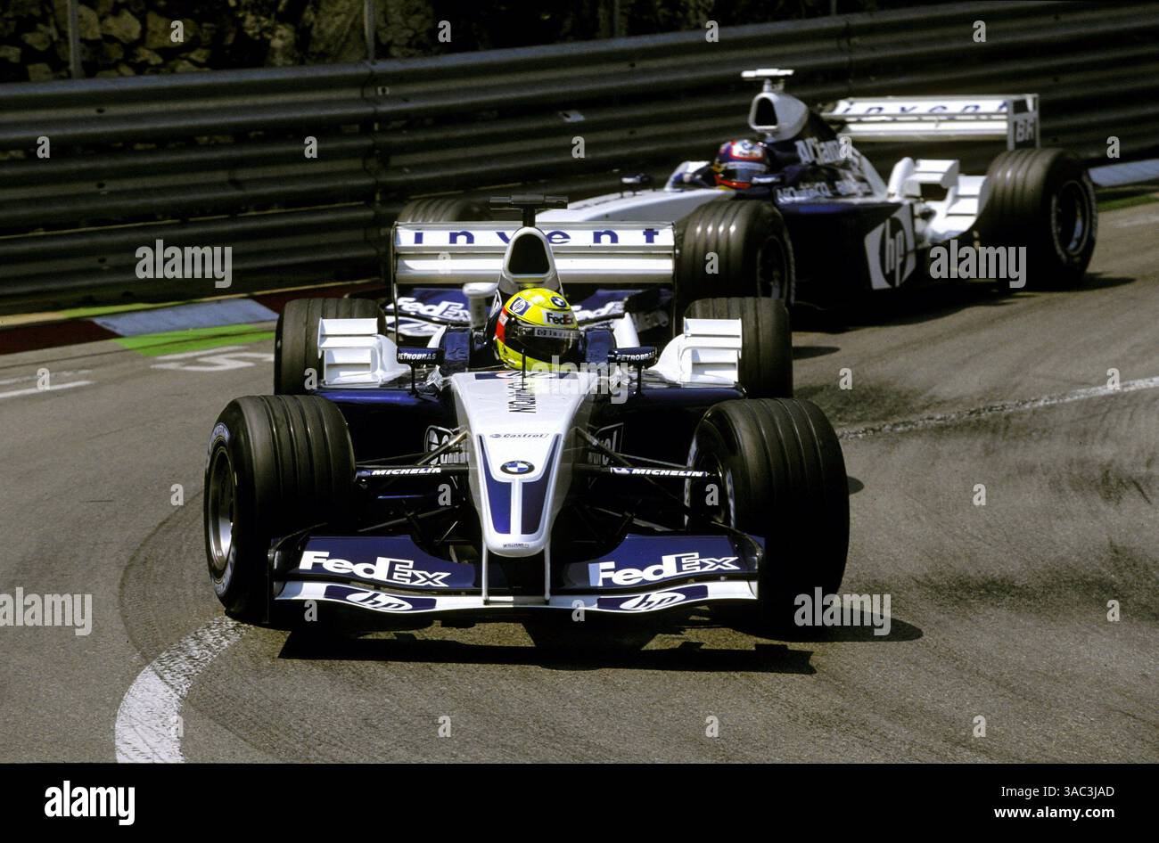 Le Pole sitter Ralf Schumacher (GER), BMW Williams FW25, est mis sous pression par son coéquipier et vainqueur de course Juan Pablo Montoya (col) dans les premiers tours..Grand Prix de Monaco, Rd7, Monte Carlo, Monaco. 1er juin 2003..meilleure IMAGE (crédit image : ©Sutton Motorsports/ZUMA Press) Banque D'Images