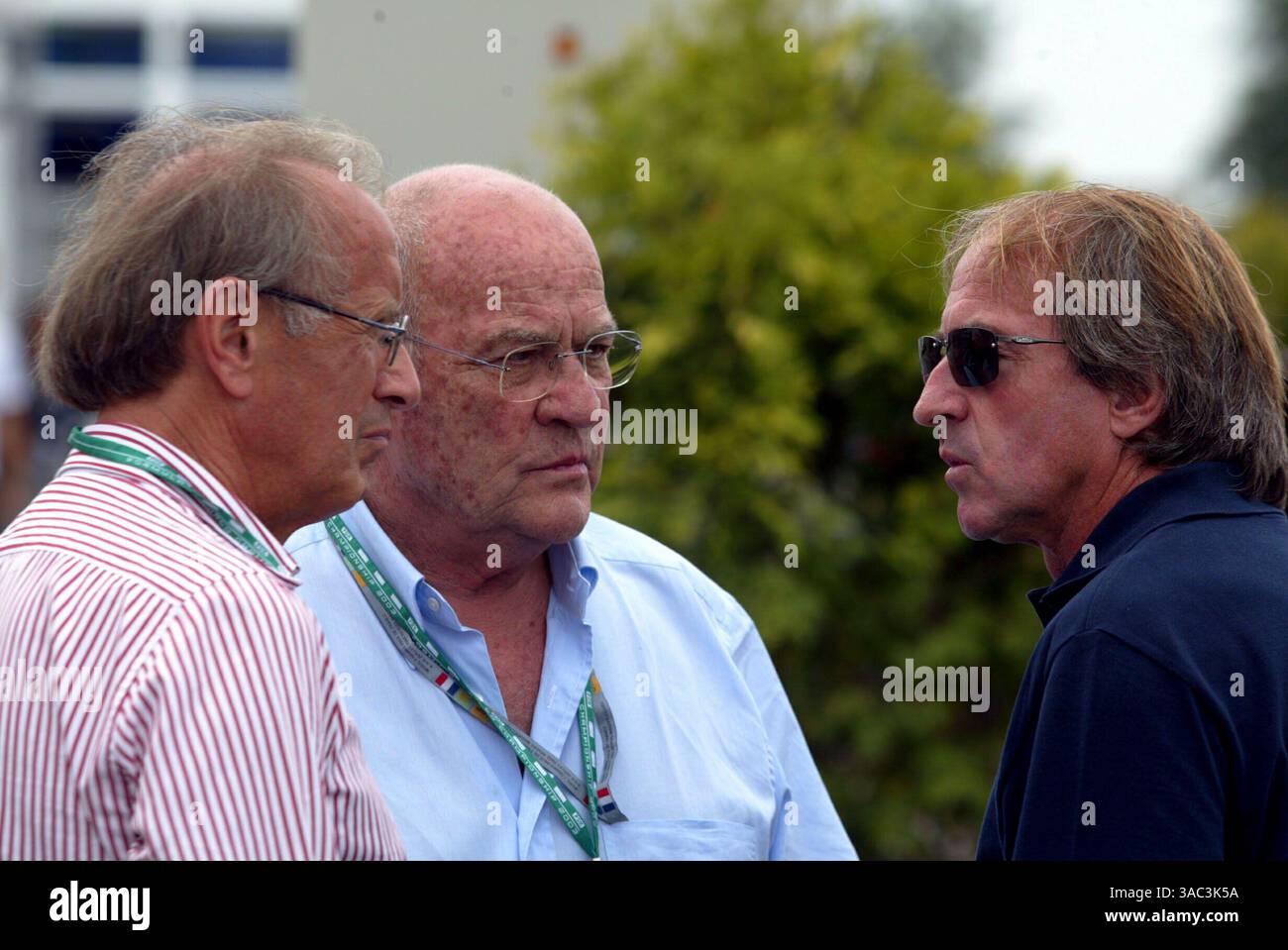 Guy Ligier (FRA, au centre) discute avec l'ancien pilote de Ligier Jacques Laffite (FRA)..Championnat du monde de formule 1, RD10, Grand Prix de France, Race Day, Magny-cours, France, 6 juillet 2003..IMAGE NUMÉRIQUE (crédit image : ©Sutton Motorsports/ZUMA Press) Banque D'Images