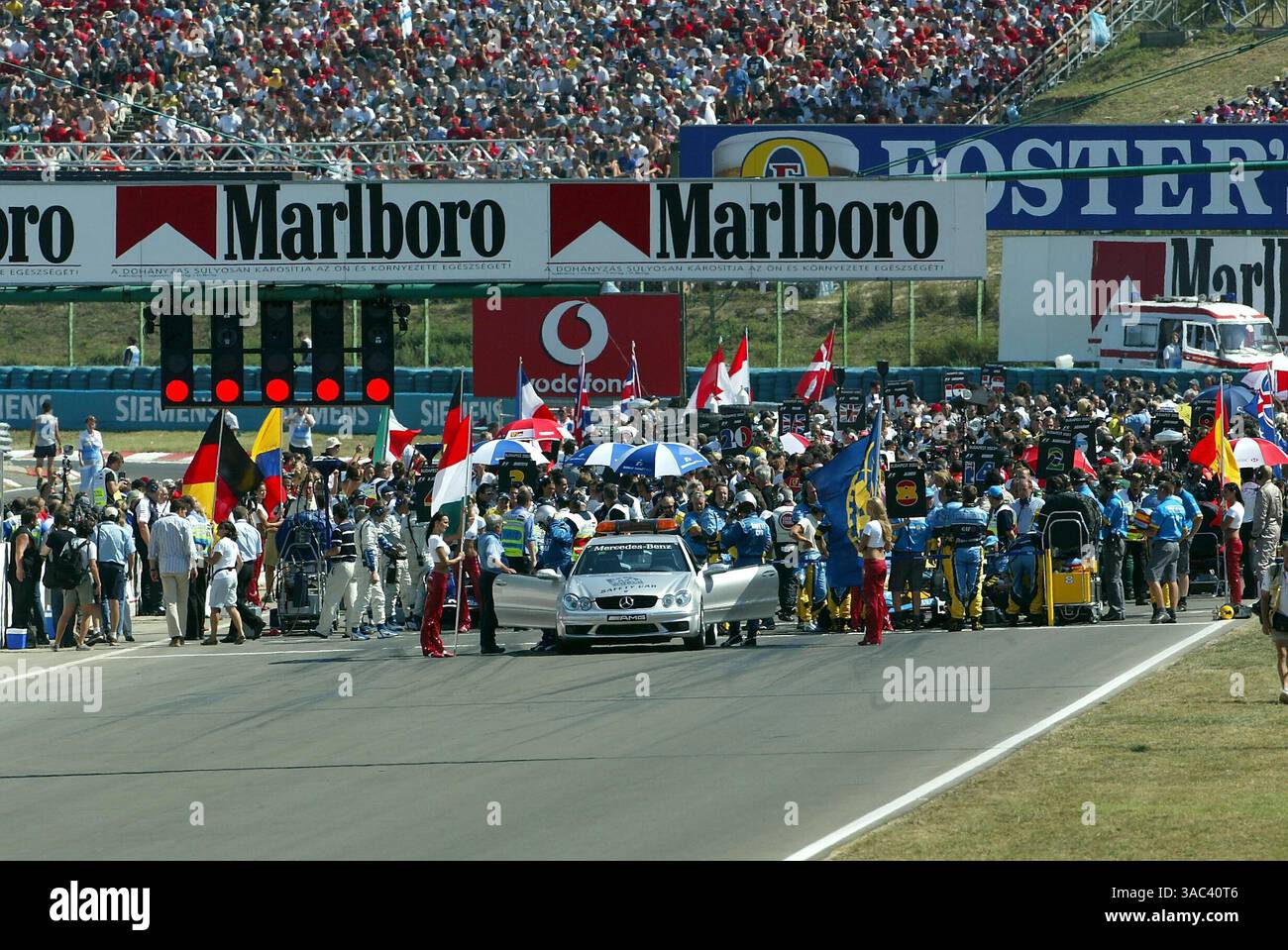 Les équipes sur la grille avant le départ de la course..Championnat du monde de formule 1, Rd13, Grand Prix de Hongrie, Race Day, Hungaroring, Hongrie, 24 août 2003..IMAGE NUMÉRIQUE (crédit image : ©Sutton Motorsports/ZUMA Press) Banque D'Images