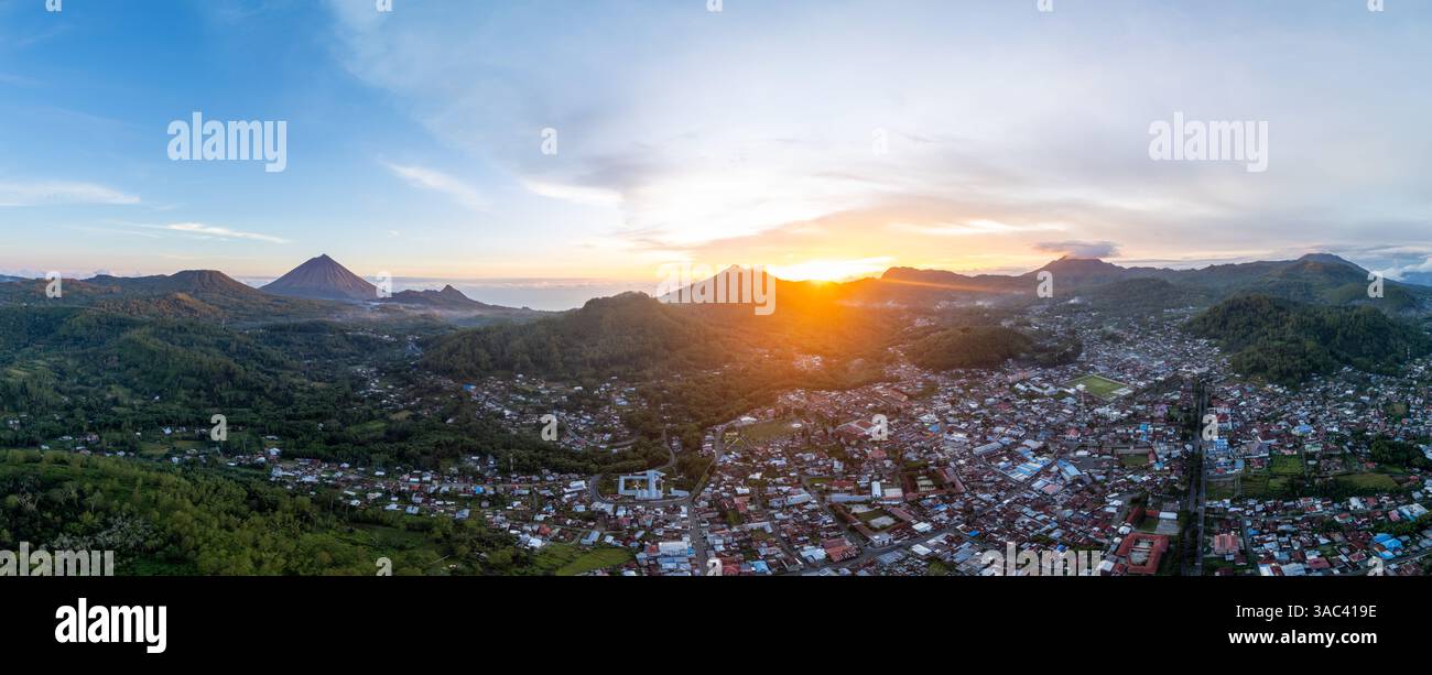 Panorama aérien de la ville de Bajawa au coucher du soleil Banque D'Images