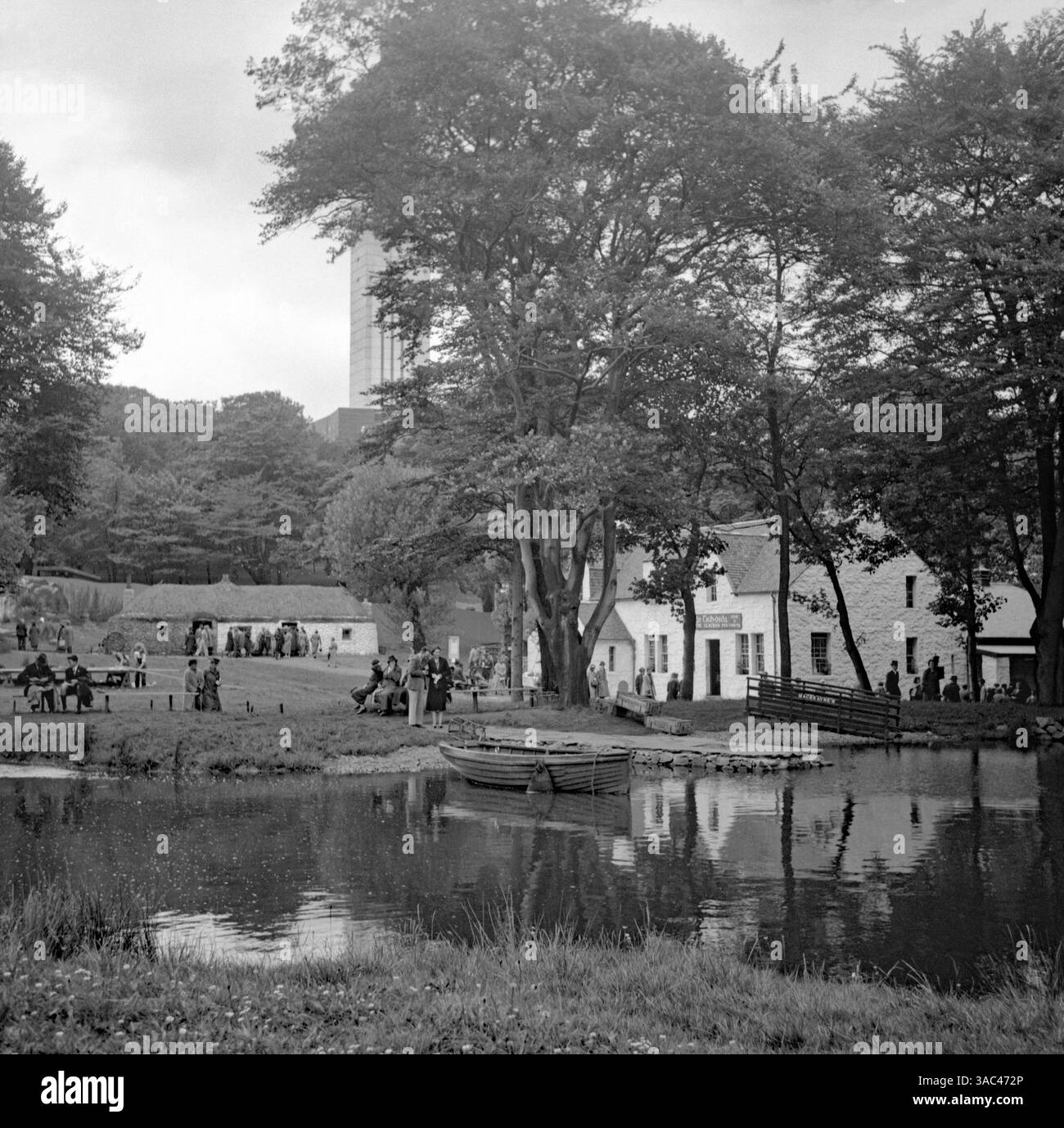 En plus de la présentation du « moderne », l’exposition Empire de 1938, l’Écosse abritait des bâtiments écossais traditionnels, celui des habitations des « Clachans » (petites colonies) des Highlands. Ici, la Tour d'Empire (à l'arrière) surplombe le bureau de poste au toit en gazon (à gauche) et Clachan Inn (à droite). Ainsi que des chalets, le Clachan comportait un château en ruines et un loch (au premier plan). L'événement a eu lieu à Bellahouston Park, Glasgow. Banque D'Images En plus de la présentation du « moderne », l’exposition Empire de 1938, l’Écosse abritait des bâtiments écossais traditionnels, celui des habitations des « Clachans » (petites colonies) des Highlands. Ici, la Tour d'Empire (à l'arrière) surplombe le bureau de poste au toit en gazon (à gauche) et Clachan Inn (à droite). Ainsi que des chalets, le Clachan comportait un château en ruines et un loch (au premier plan). L'événement a eu lieu à Bellahouston Park, Glasgow. Banque D'Images