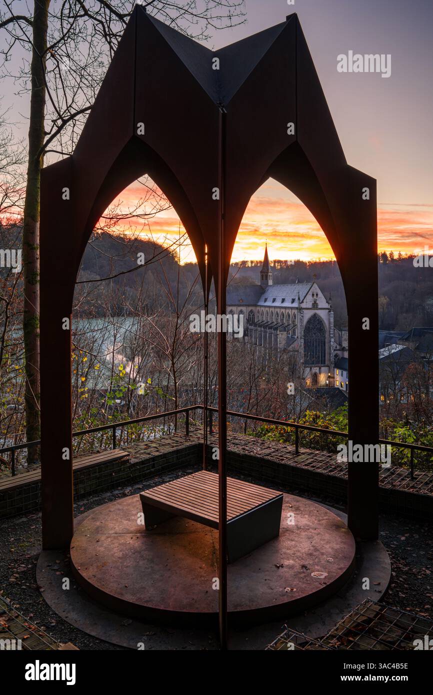 Odenthal, Allemagne - 30 novembre 2024 : la cathédrale d'Altenberg en lumière matinale le 30 novembre 2024 à Odenthal, Allemagne Banque D'Images