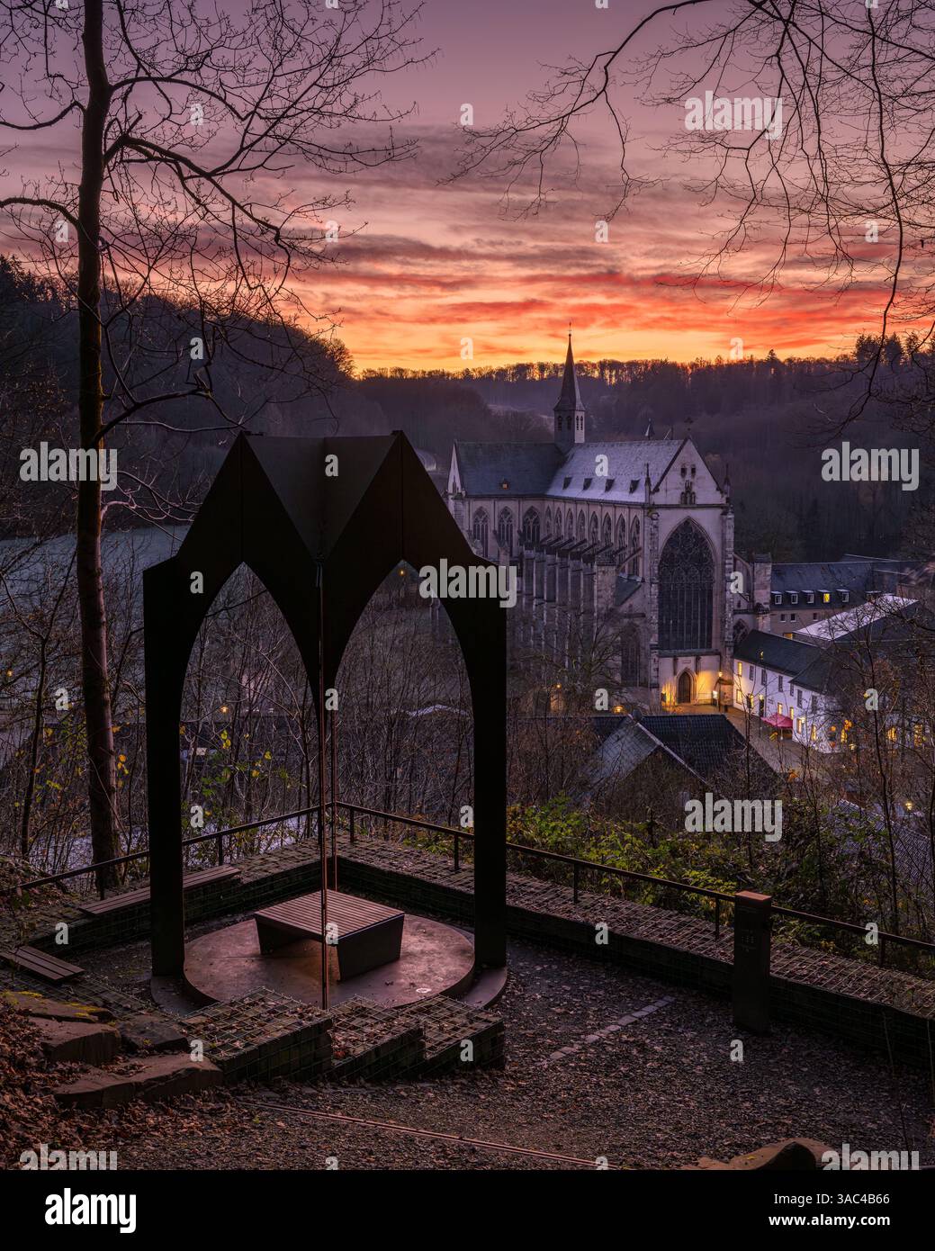 Odenthal, Allemagne - 30 novembre 2024 : la cathédrale d'Altenberg en lumière matinale le 30 novembre 2024 à Odenthal, Allemagne Banque D'Images