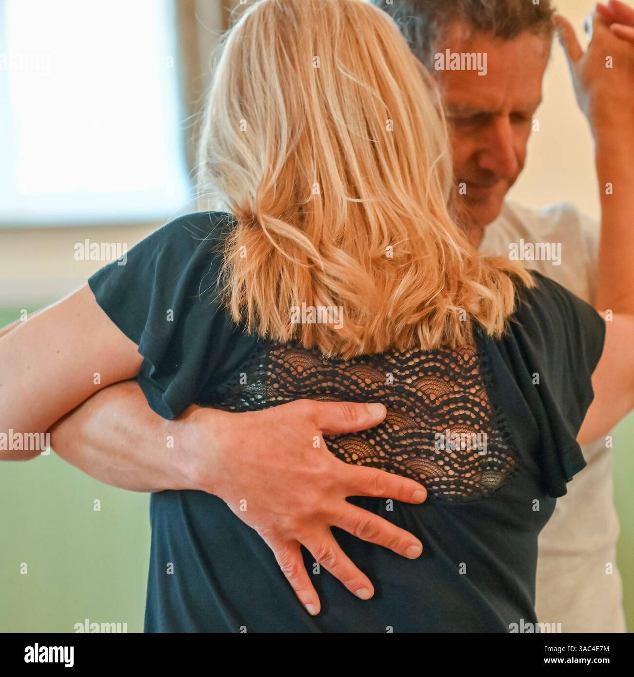 Couple dansant dans la danse de prise rapprochée Banque D'Images