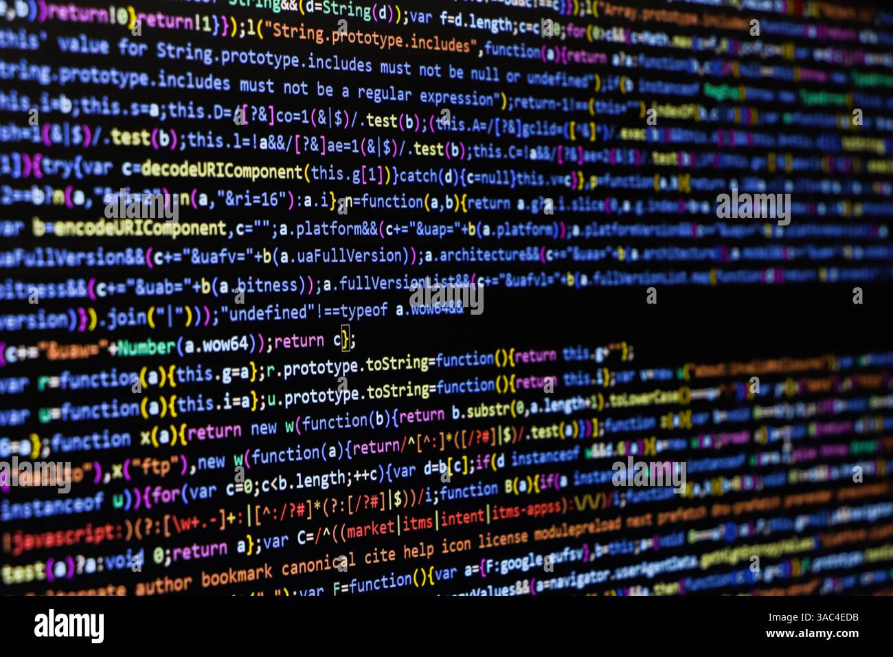 Code source du logiciel. Code de programmation. Code de programmation sur l'écran du calculateur. Développeur travaillant sur les codes de programme au bureau. Photo du code source. Technolo Banque D'Images