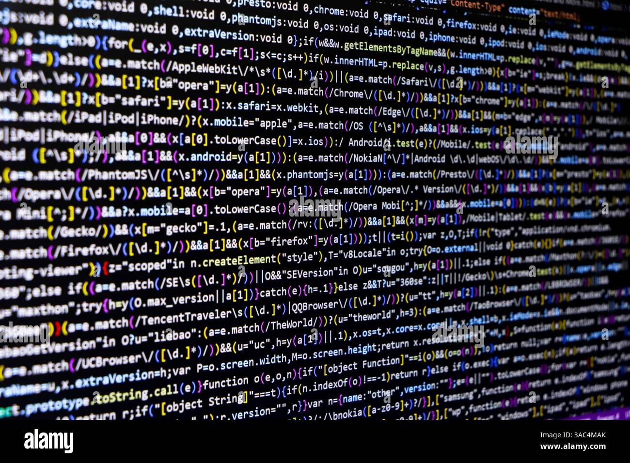 Code source du logiciel. Code de programmation. Code de programmation sur l'écran du calculateur. Développeur travaillant sur les codes de programme au bureau. Photo du code source. Technolo Banque D'Images