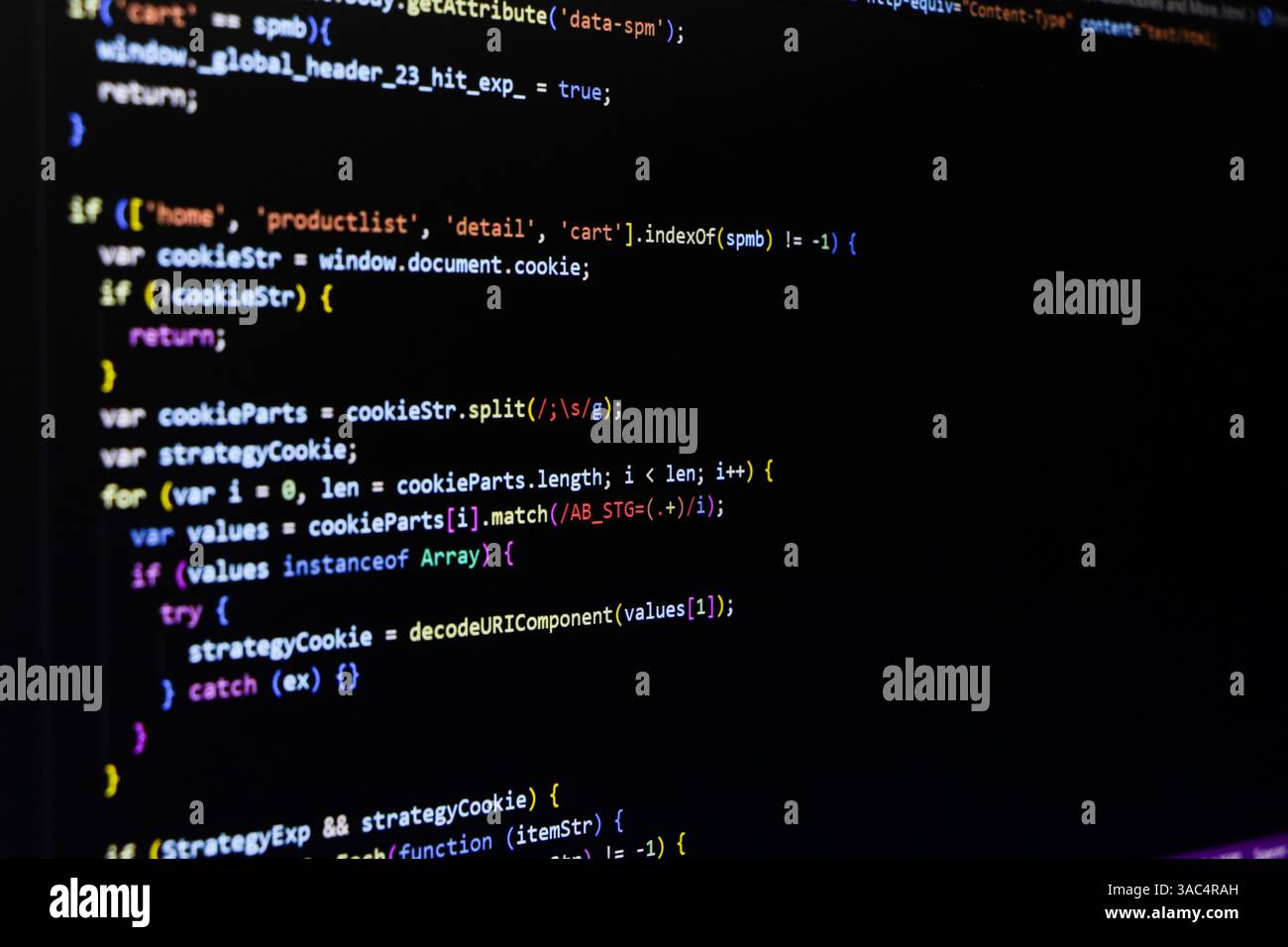 Code source du logiciel. Code de programmation. Code de programmation sur l'écran du calculateur. Développeur travaillant sur les codes de programme au bureau. Photo du code source. Technolo Banque D'Images