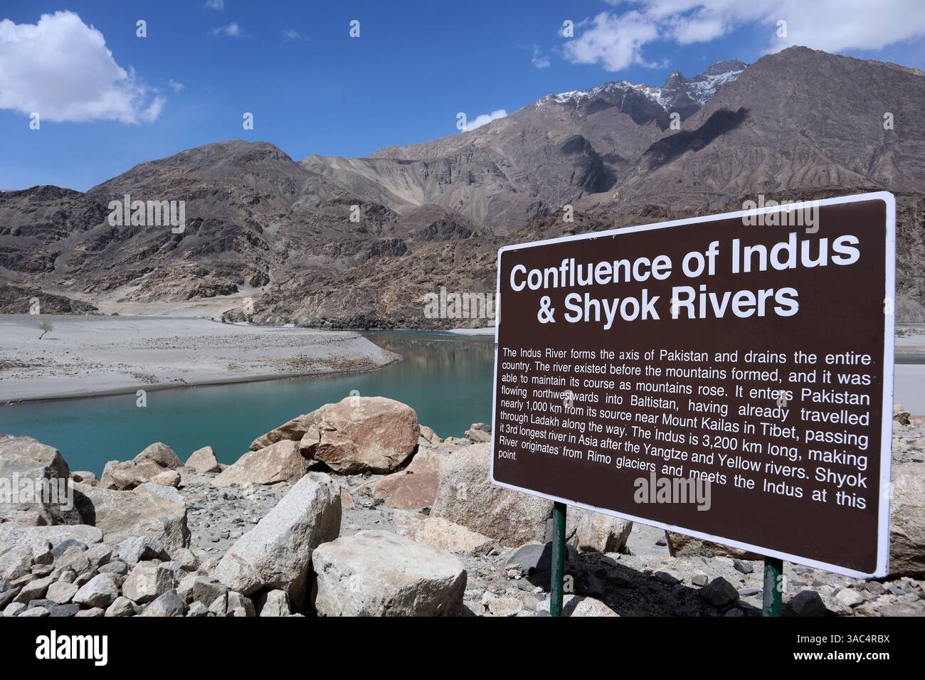 Le point de confluence des rivières Indus et Shyok se trouve sur la route Skardu-Khaplu, située au Pakistan. Un panneau indique la direction. Banque D'Images