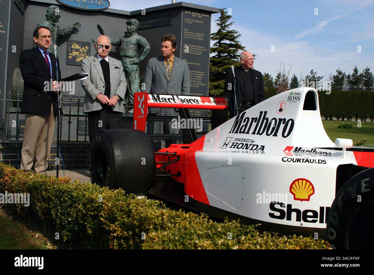 De gauche à droite) : animateur, Simon Taylor avec le propriétaire de Donington Park, Tom Wheatcroft, son fils, Kevin Wheatcroft et Canon Webber..Ayrton Senna remporte le 10e anniversaire du Grand Prix d'Europe 1993-2003, Donington Park, Angleterre, 11 avril 2003..IMAGE NUMÉRIQUE (crédit : ©Sutton Motorsports/ZUMA Press) Banque D'Images
