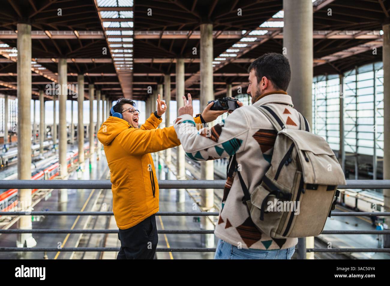 Touristes prenant des photos et des vidéos à la gare Banque D'Images