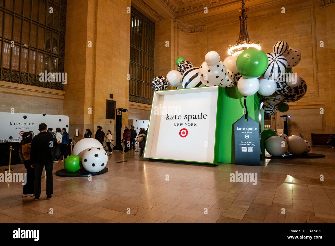 Aperçu de la collection pop-up Target x Kate Spade dans Grand Central terminal, New York, États-Unis, le 2 avril 2025 Banque D'Images